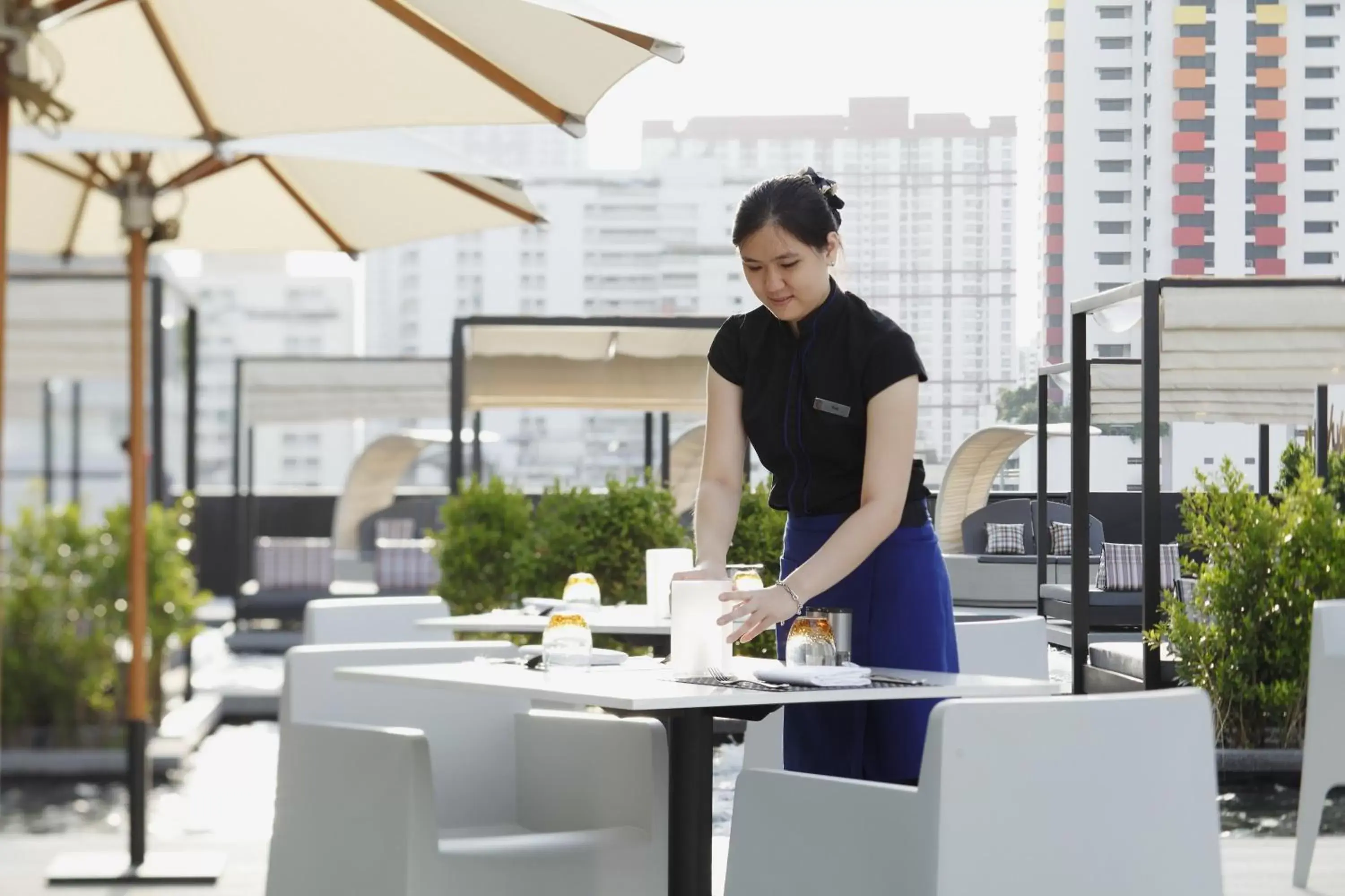 Restaurant/places to eat, Staff in Centara Watergate Pavillion Hotel Bangkok