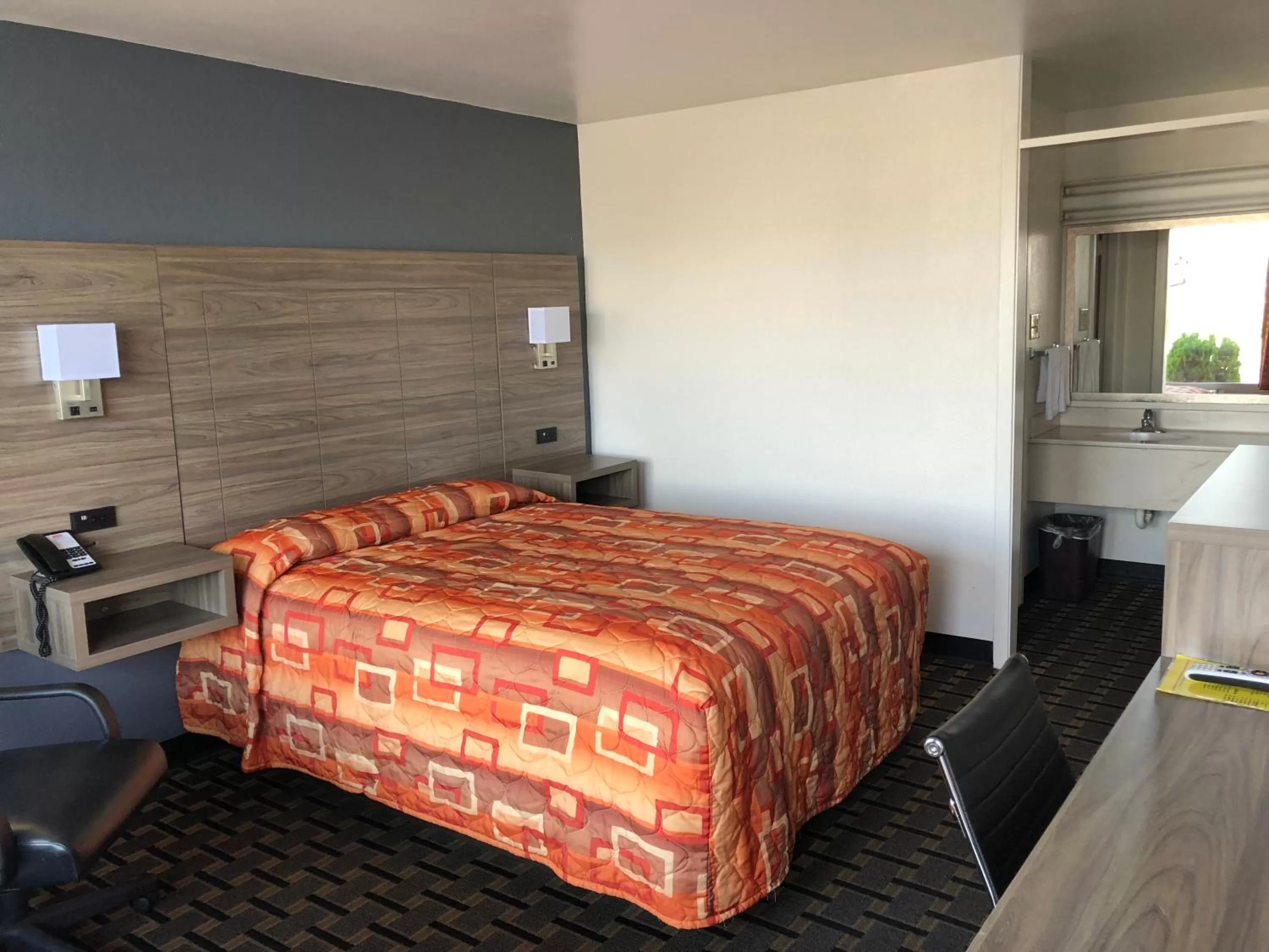 Bed in Mid Continent Inn