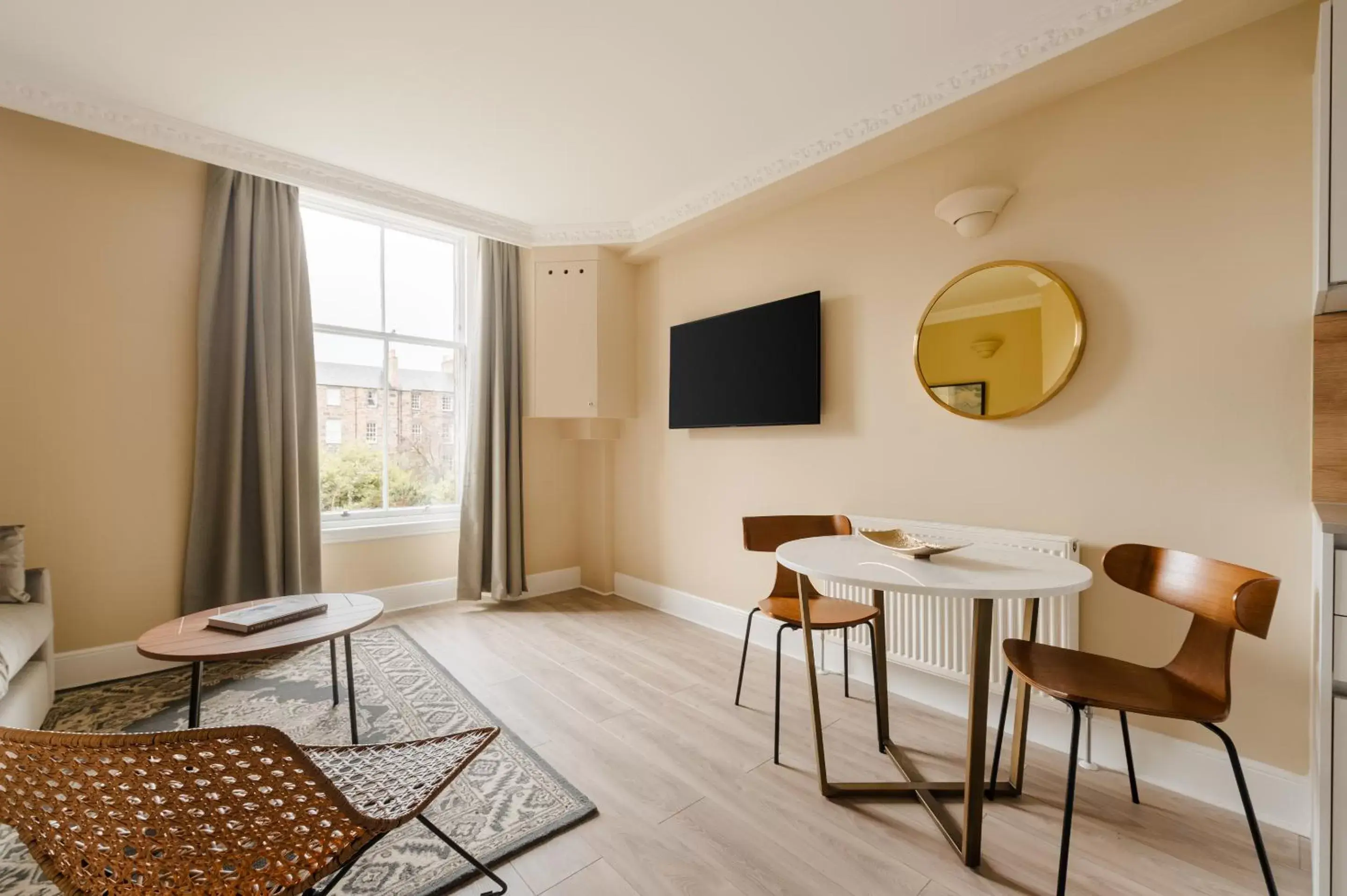 Living room, TV/Entertainment Center in Sonder Royal Garden Apartments