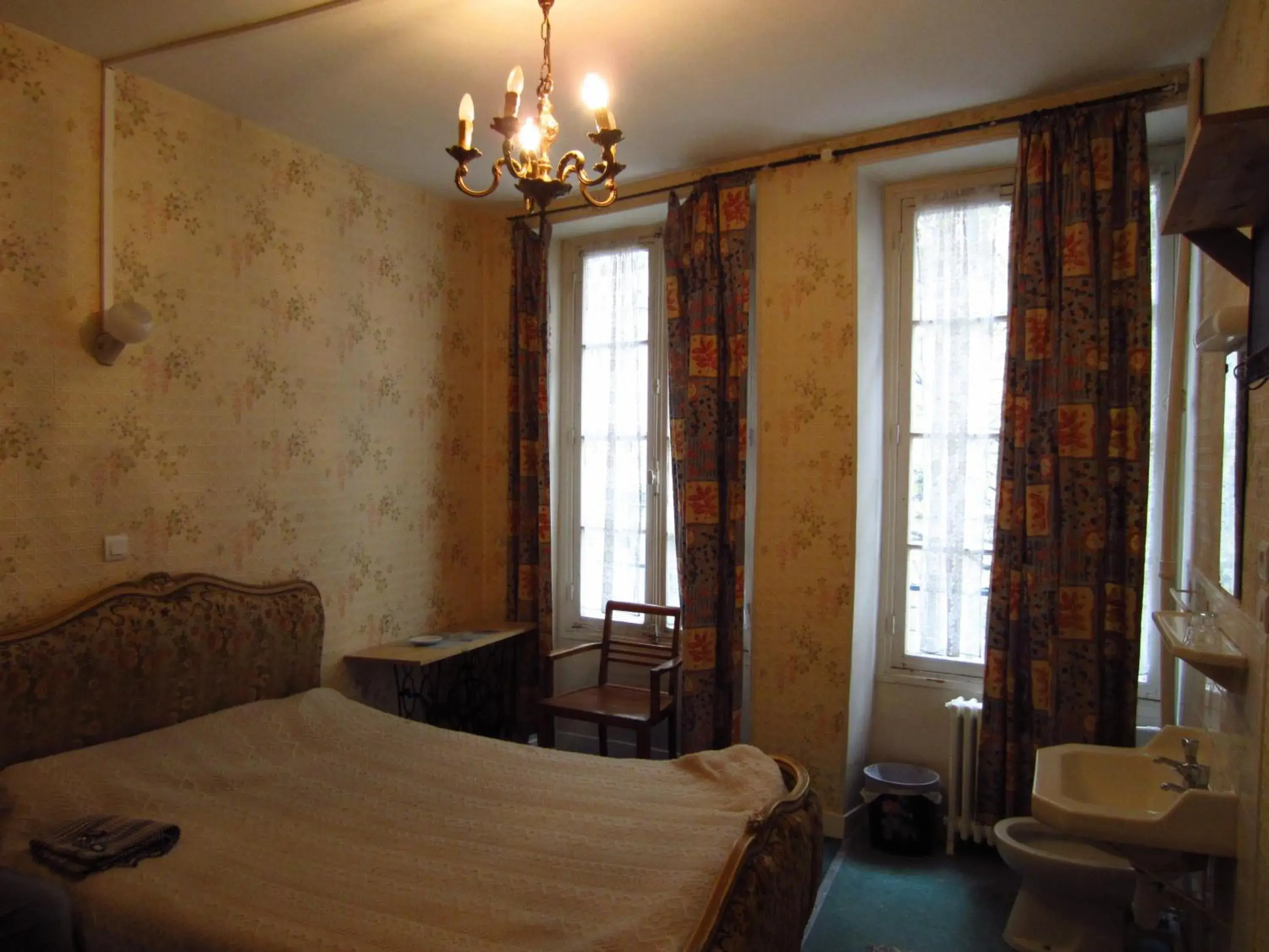 Bed in Hotel d'Orléans Paris Gare de l'Est