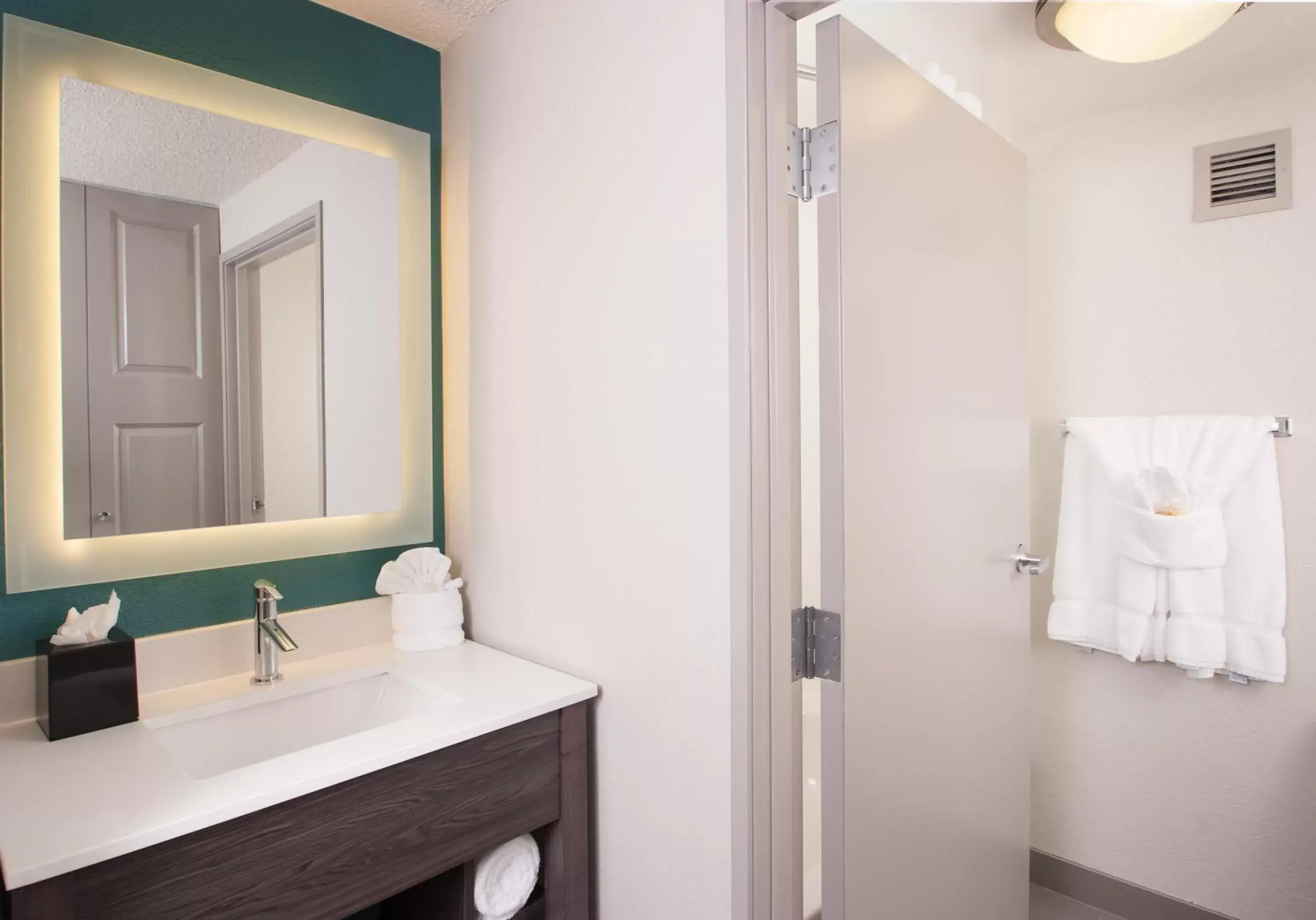 Bathroom in La Quinta by Wyndham Atlanta Airport North