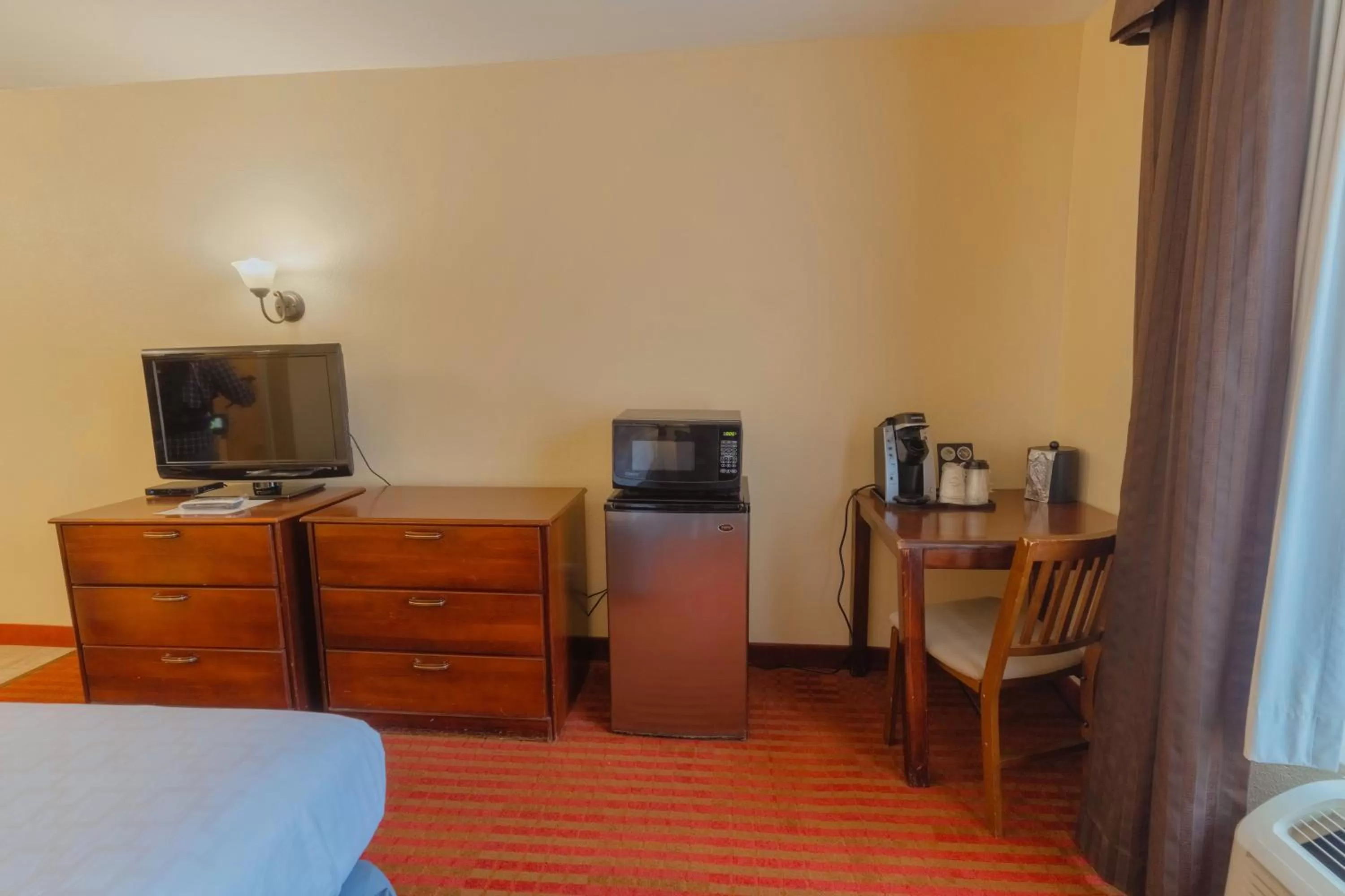 minibar, Bed in The Monarch Inn