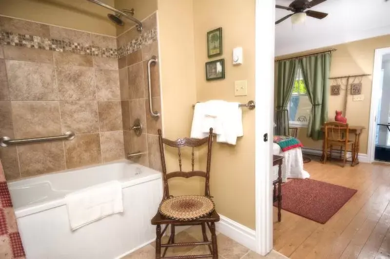 Bathroom in Telegraph House Motel