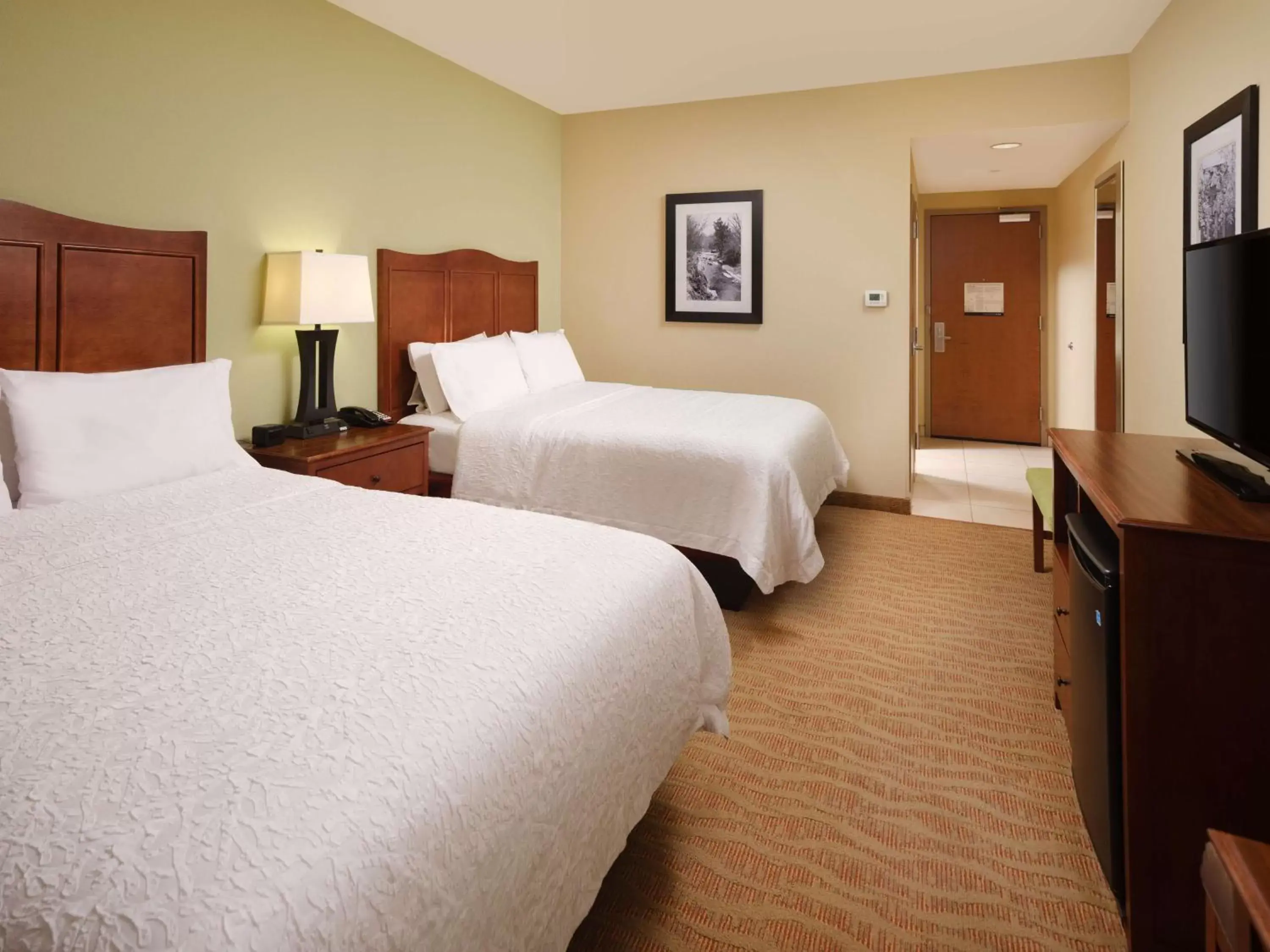 Bedroom, Bed in Hampton Inn Cleveland Tennessee