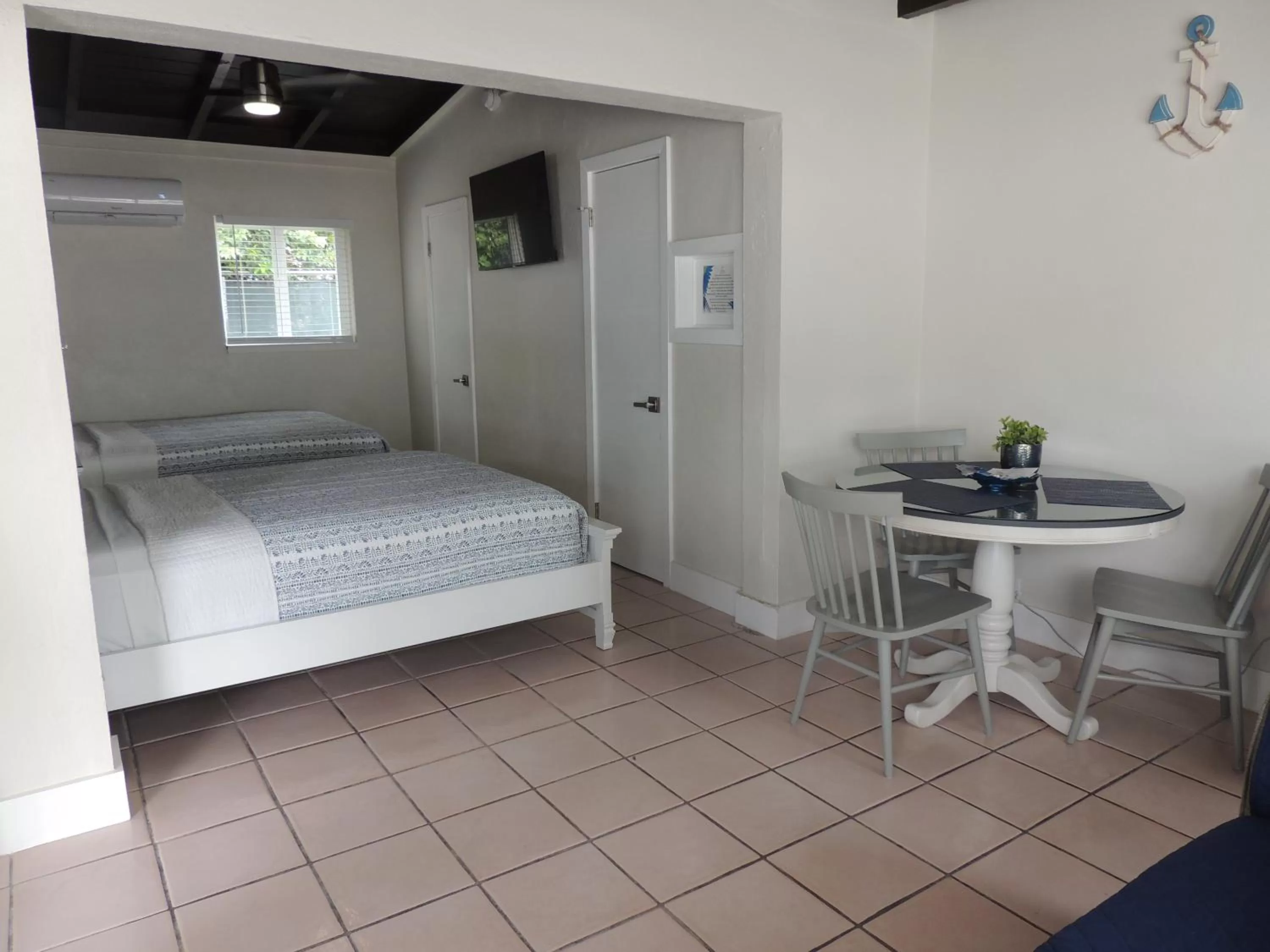 Photo of the whole room, Bed in Sands of Islamorada