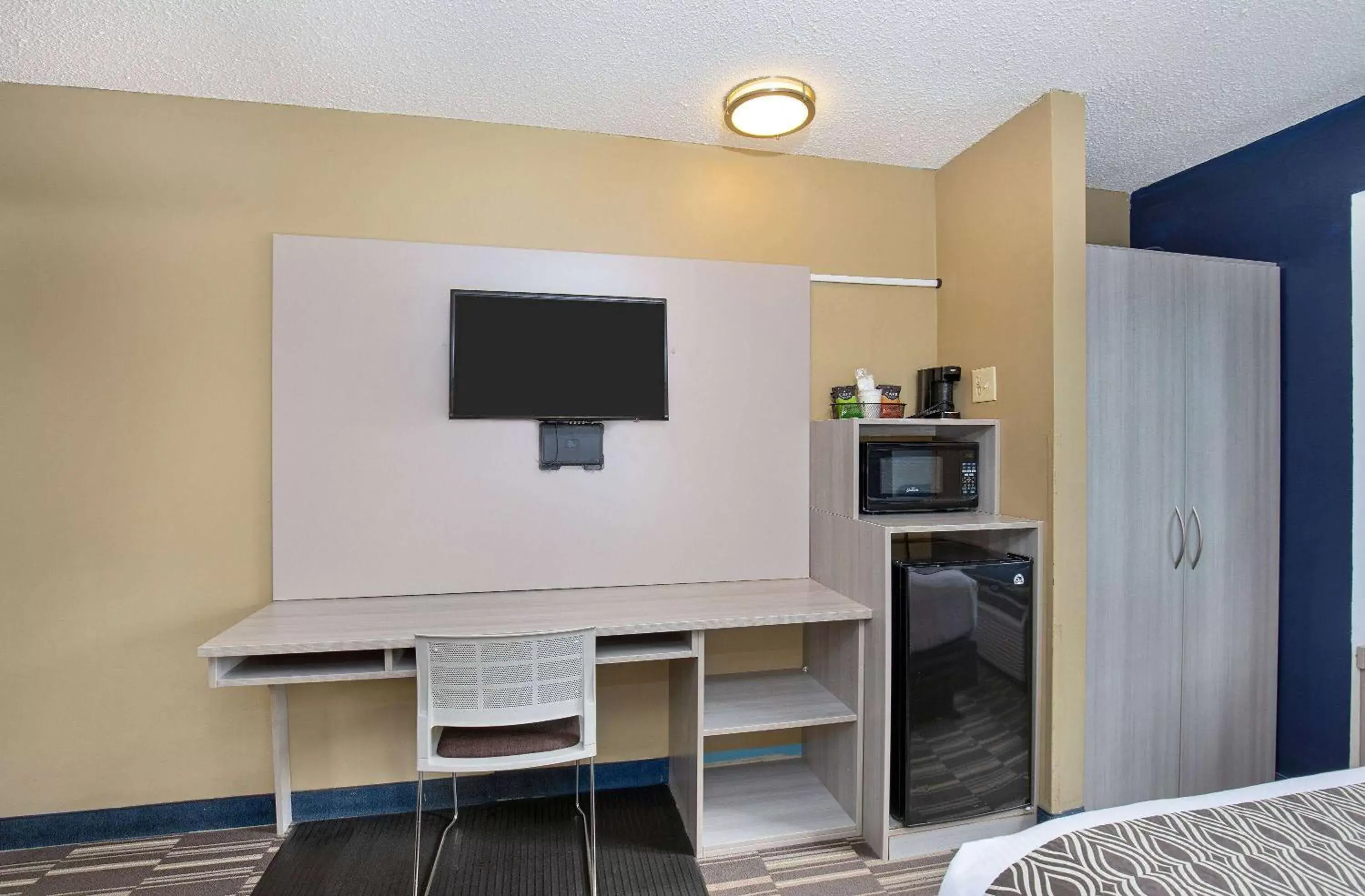 Photo of the whole room, TV/Entertainment Center in Microtel Inn & Suites by Wyndham Dry Ridge