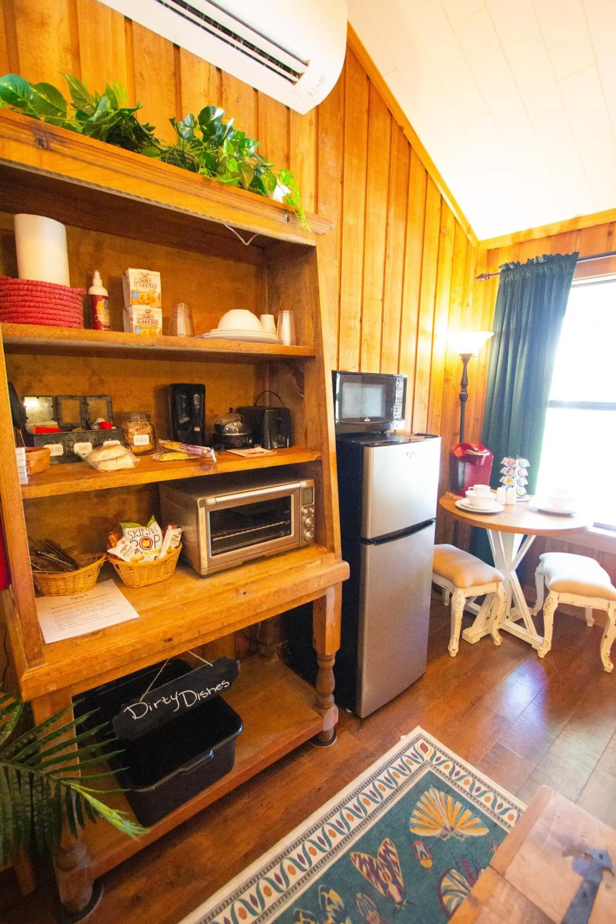 Kitchen or kitchenette, TV/Entertainment Center in A Barn At The Quarry