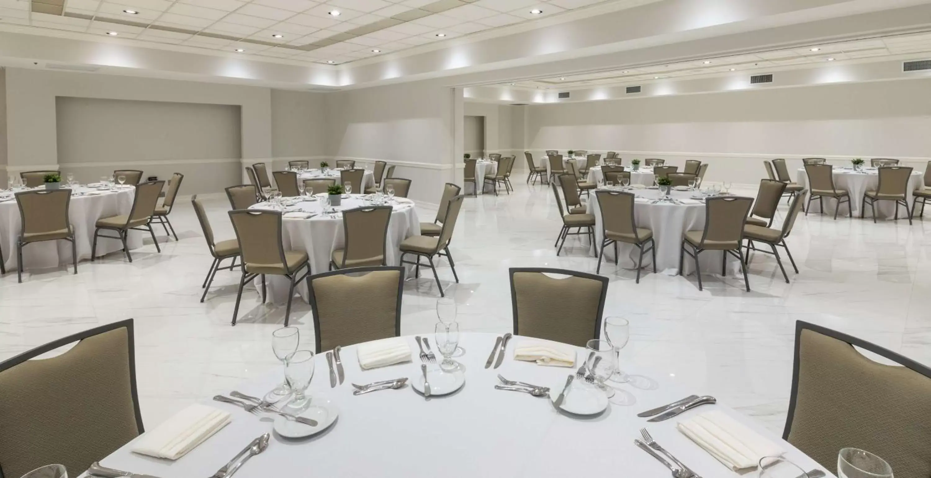 Meeting/conference room, Restaurant/Places to Eat in DoubleTree by Hilton Grand Hotel Biscayne Bay