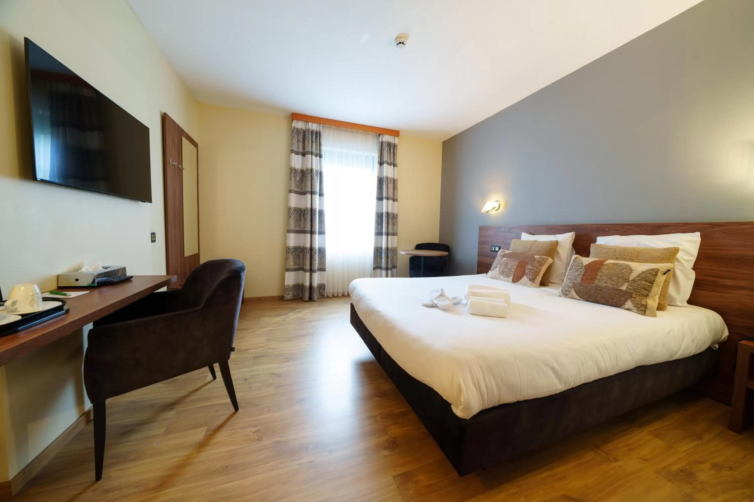 Photo of the whole room, Bed in Hotel Les Jardins De La Molignée