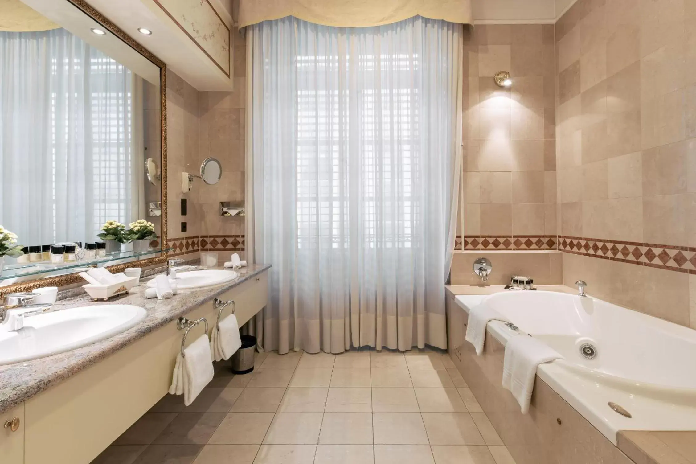 Shower, Bathroom in Hôtel Métropole Genève