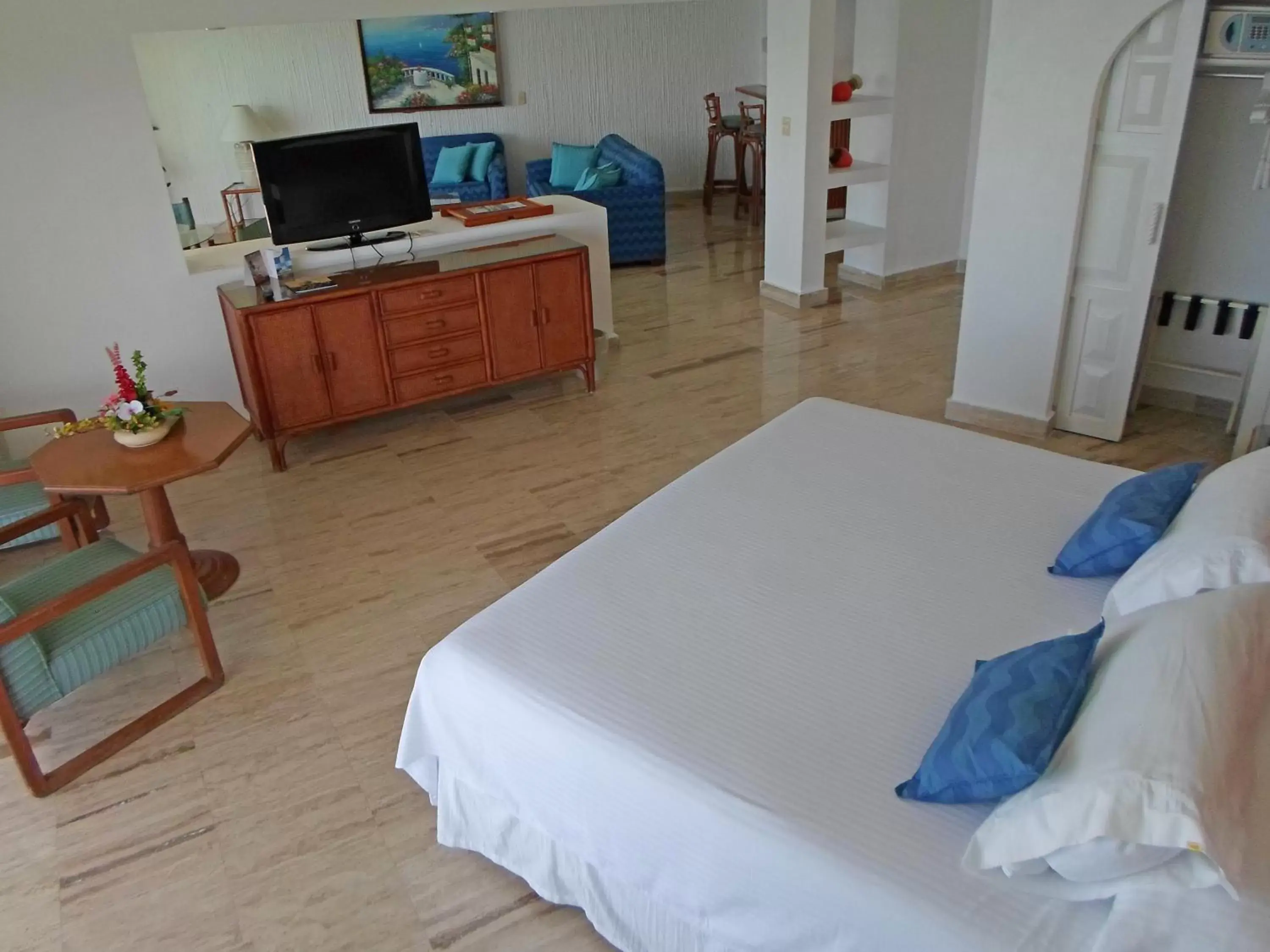 Photo of the whole room, Bed in Calinda Beach Acapulco