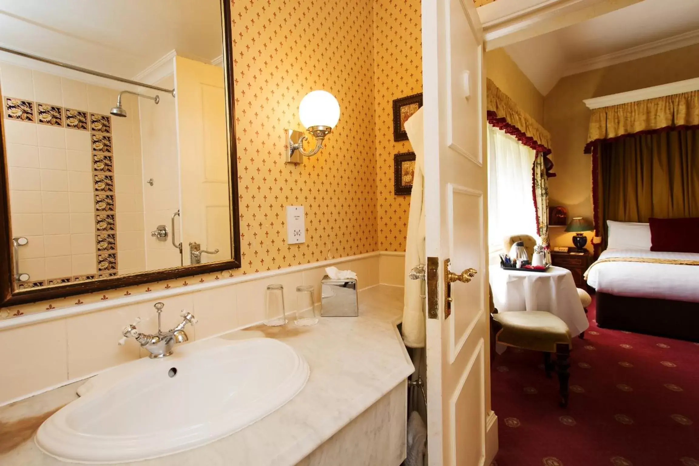 Bathroom in Best Western PLUS Grim's Dyke Hotel