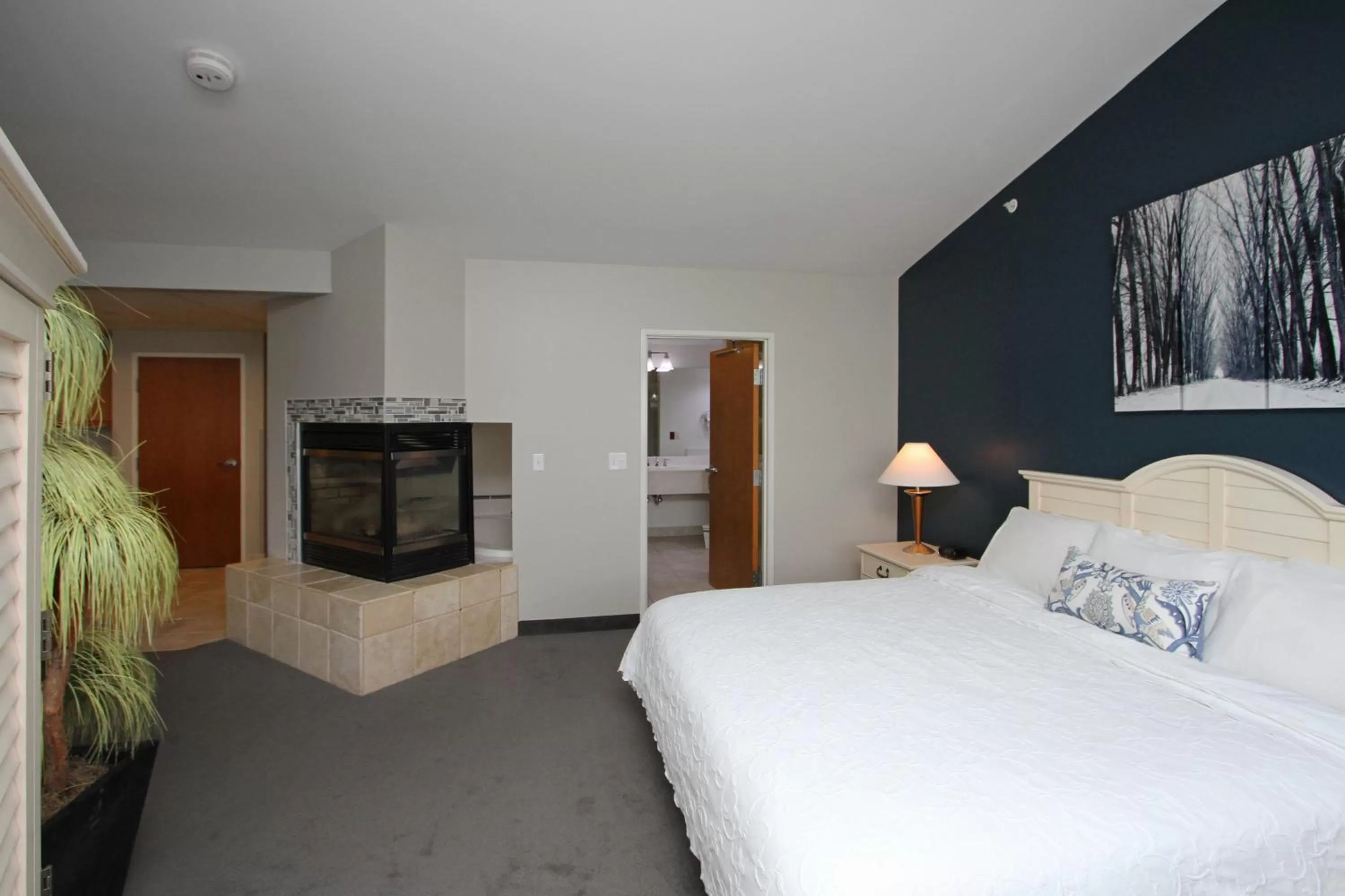 Photo of the whole room, Bed in Bay Pointe Inn