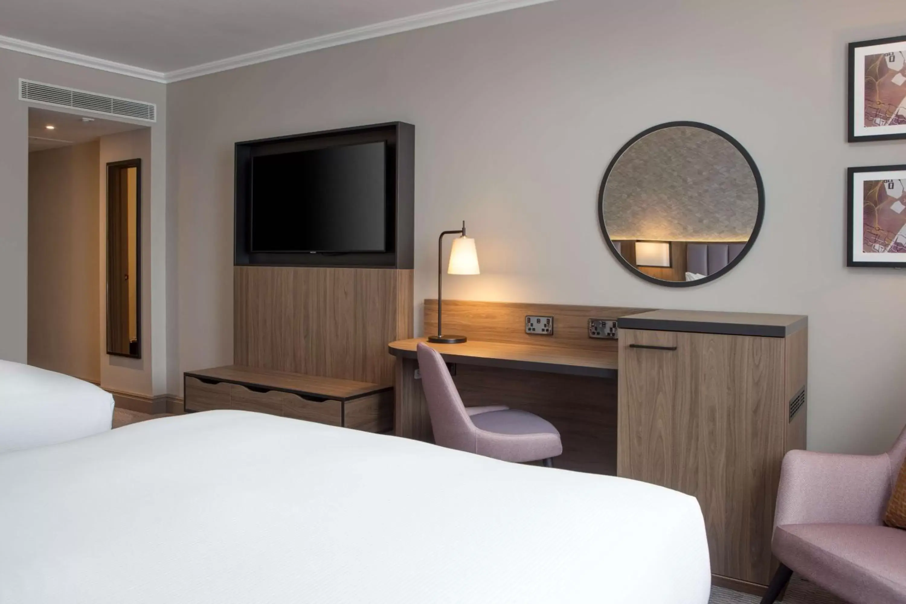 Bed in DoubleTree by Hilton Dartford Bridge