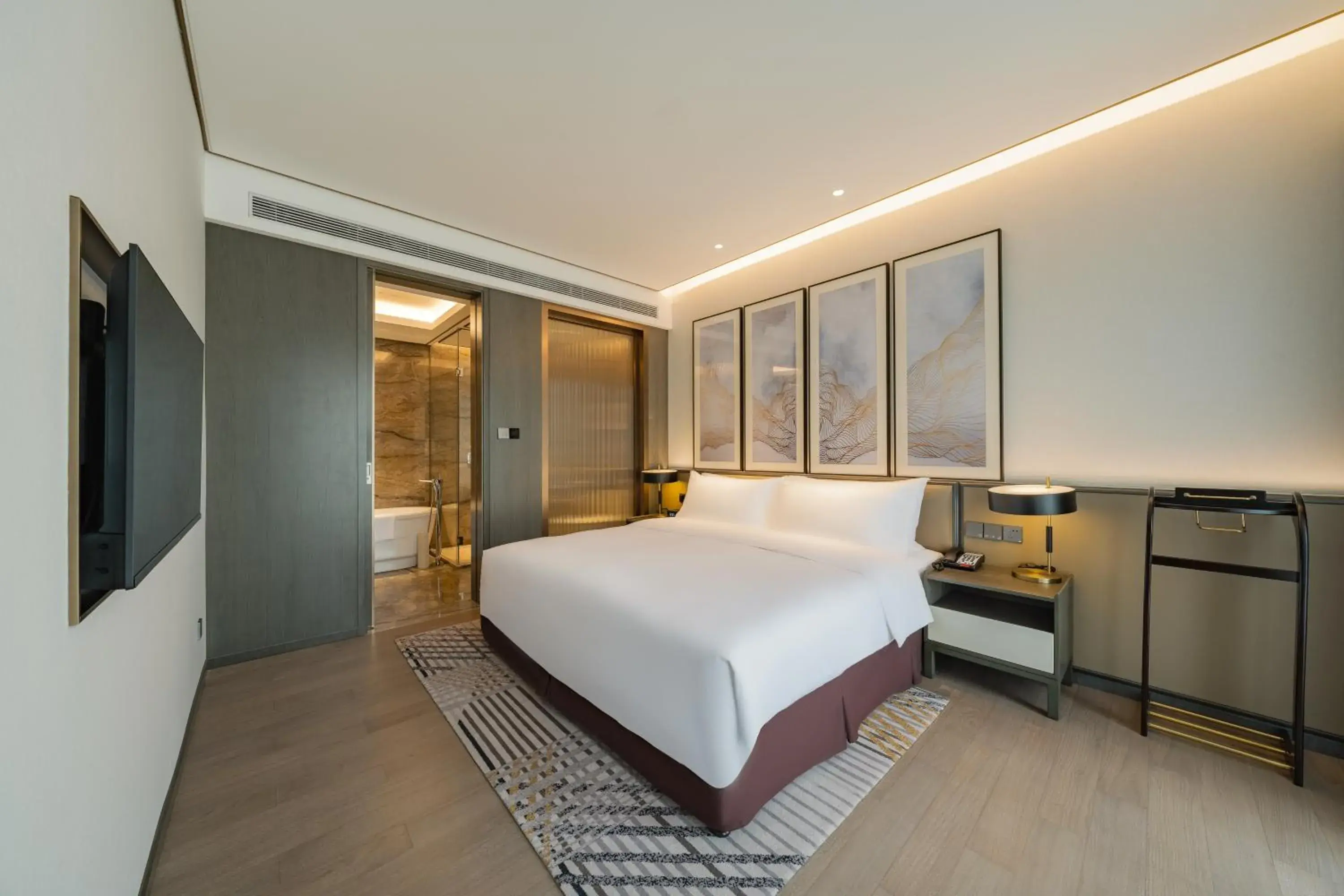 Photo of the whole room, Bed in Holiday Inn Zhengzhou Zhongzhou, an IHG Hotel