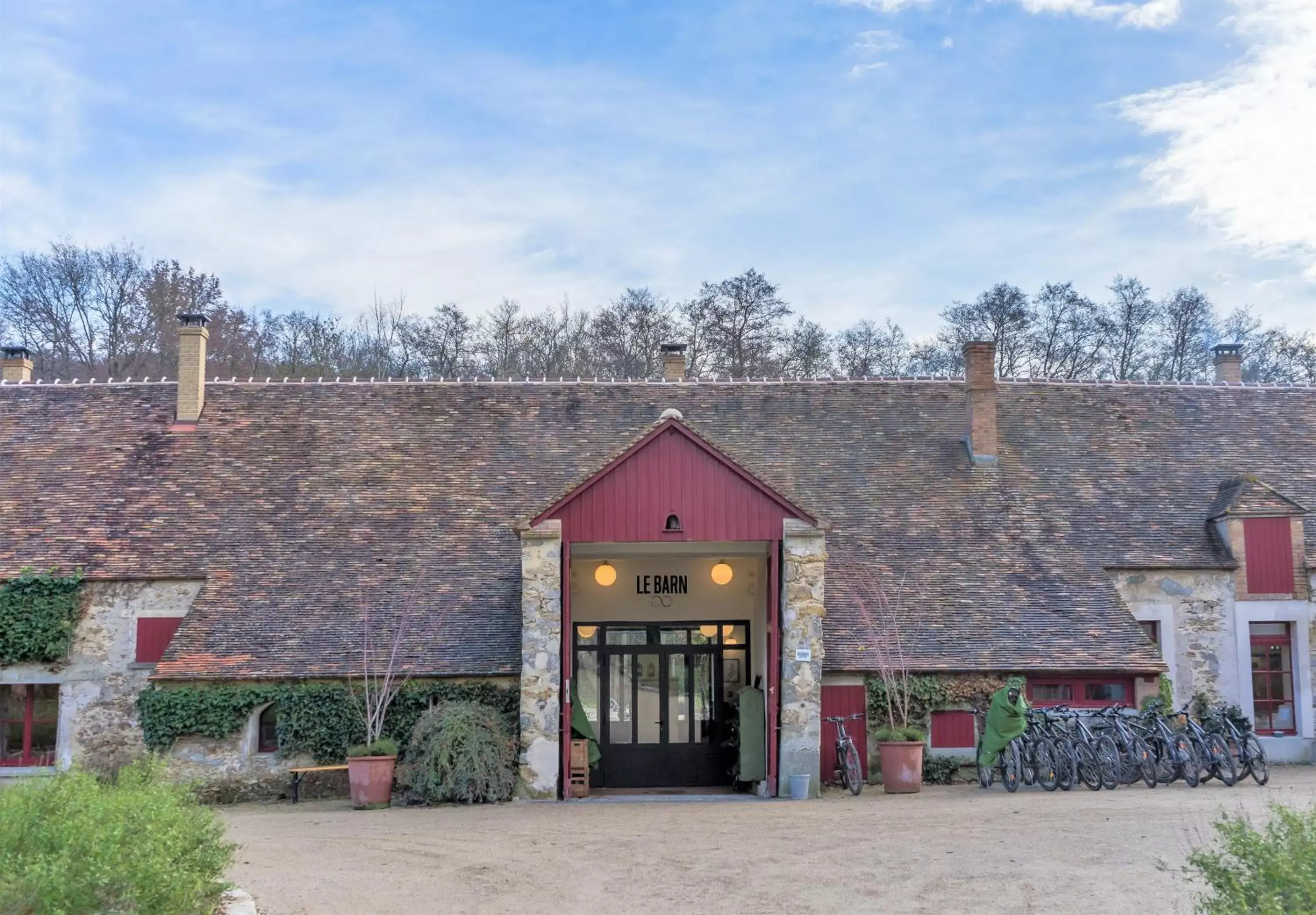 Facade/entrance in Le Barn