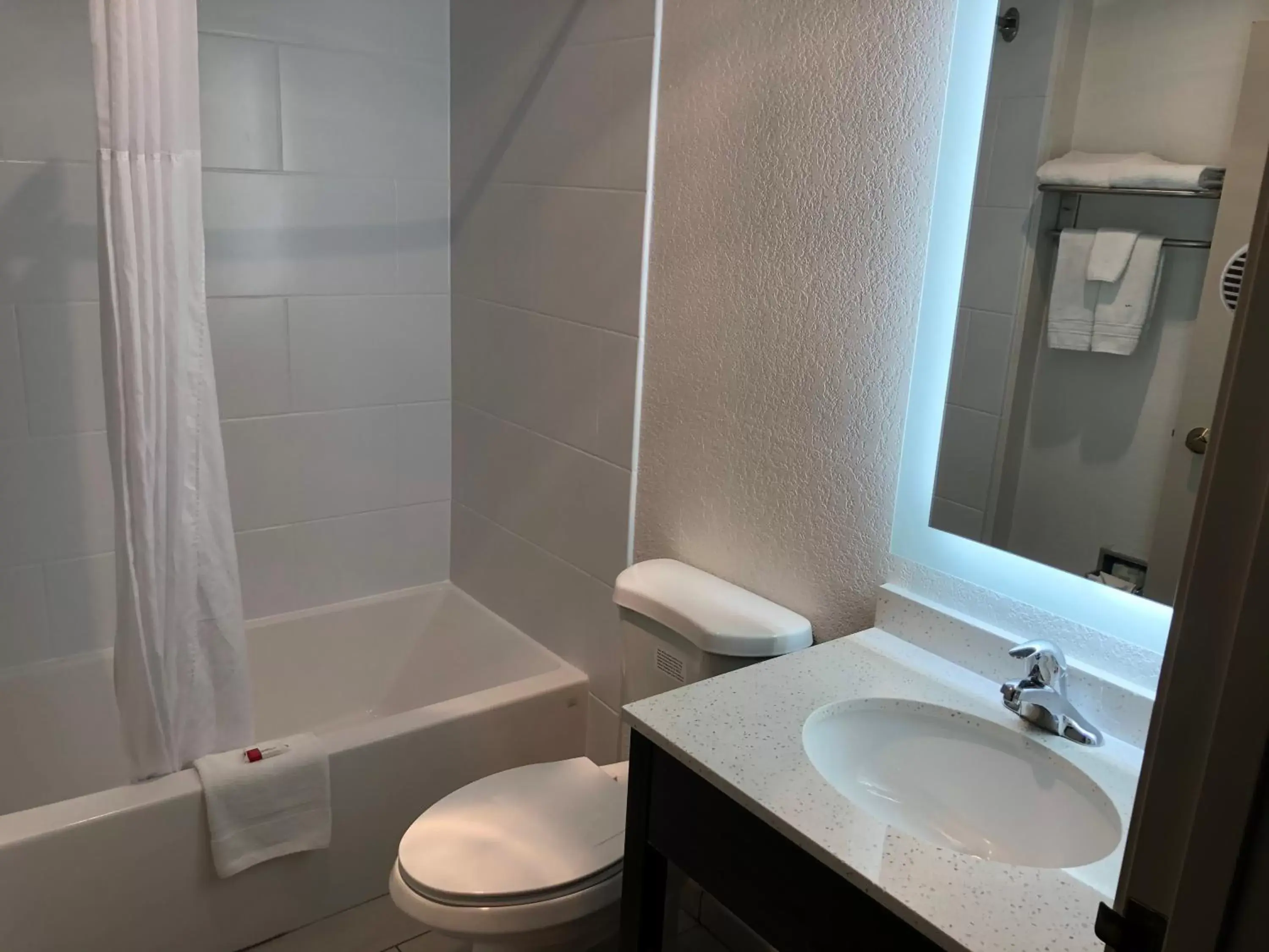 Bathroom in Howard Johnson by Wyndham Elk Grove Village - Chicago O'Hare