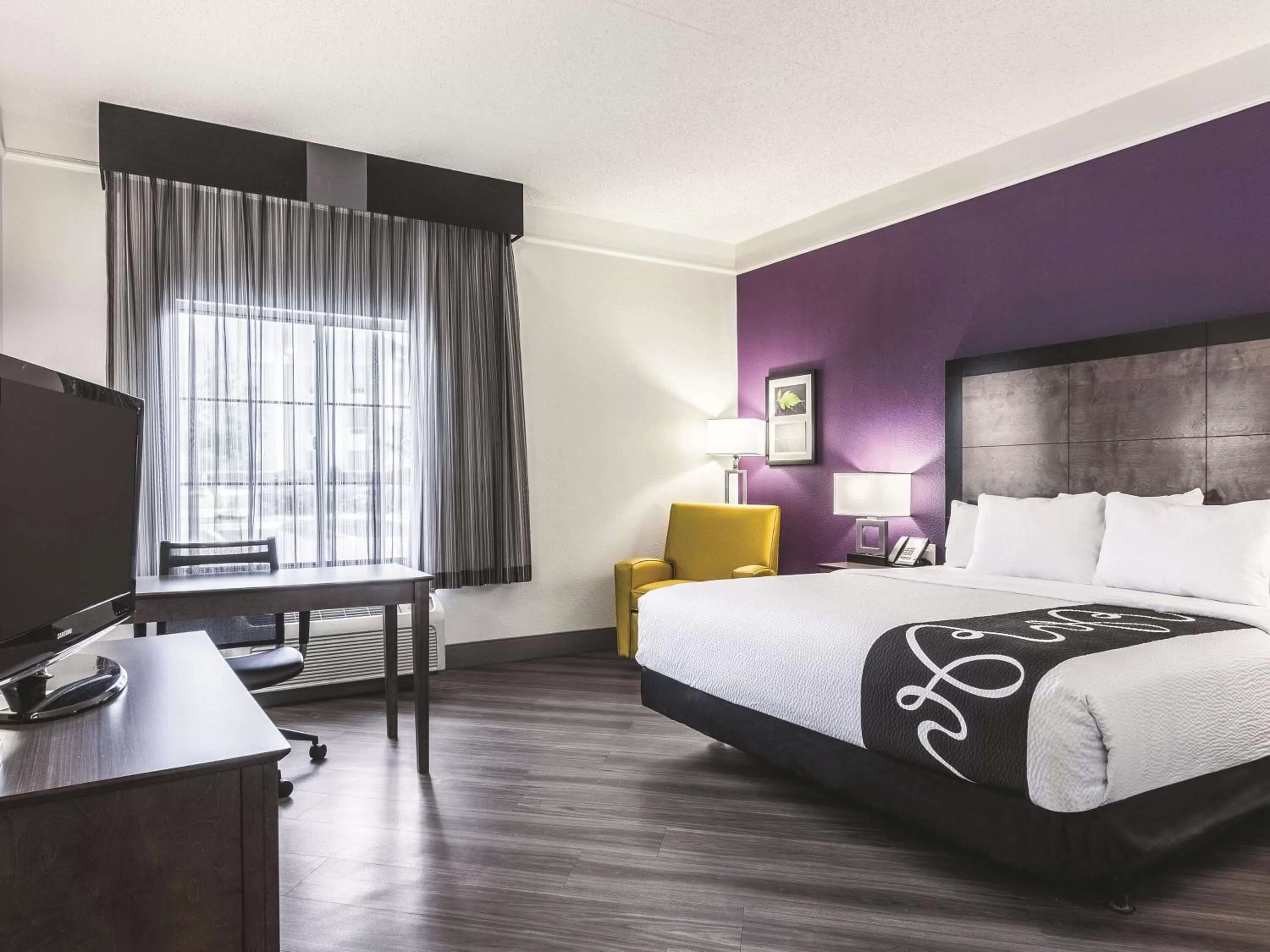 Photo of the whole room, Bed in La Quinta by Wyndham Shreveport Airport