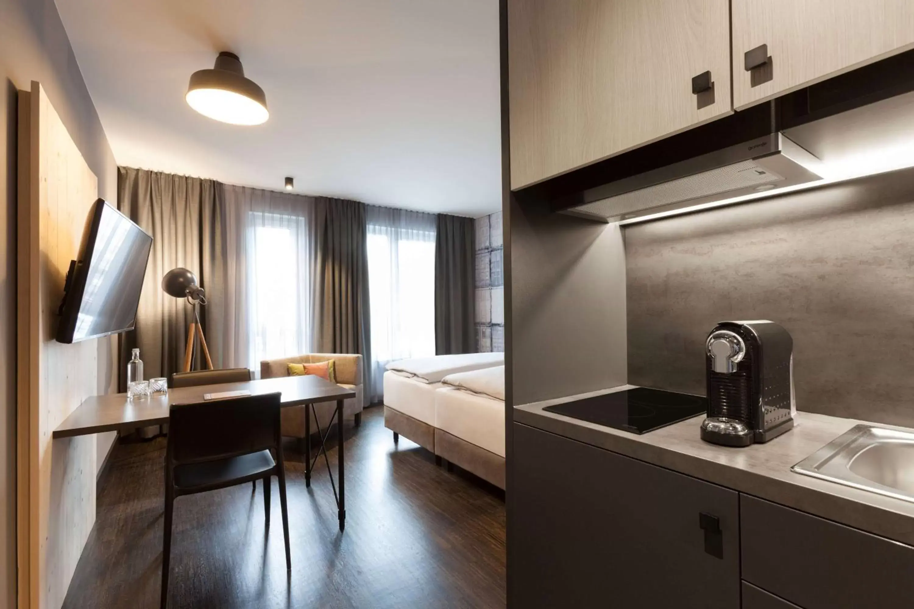 Photo of the whole room, Kitchen/Kitchenette in Vienna House Easy by Wyndham Bremen