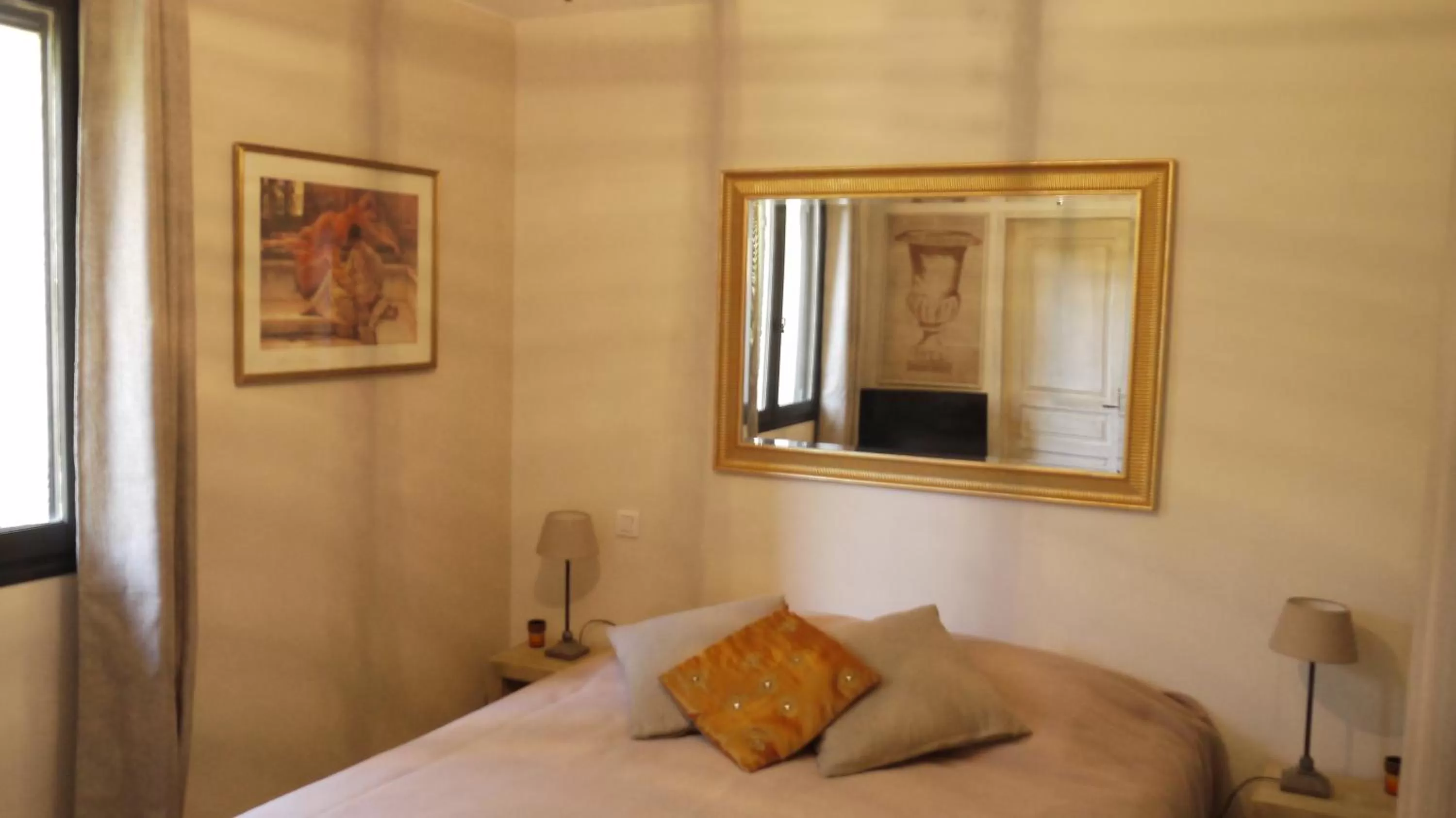 Photo of the whole room, Seating Area in Longo Maï