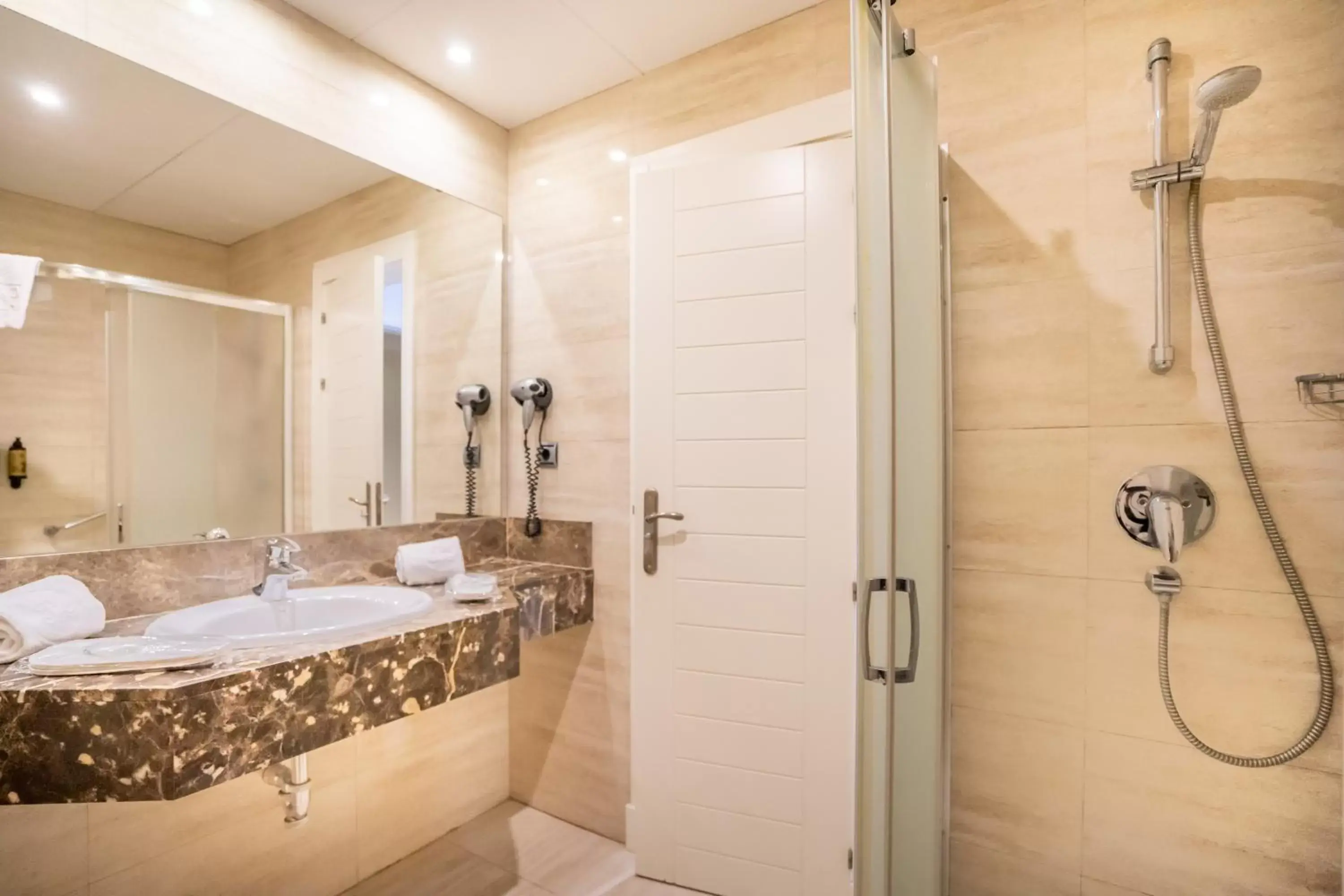 Shower, Bathroom in Hotel Spa Cádiz Plaza