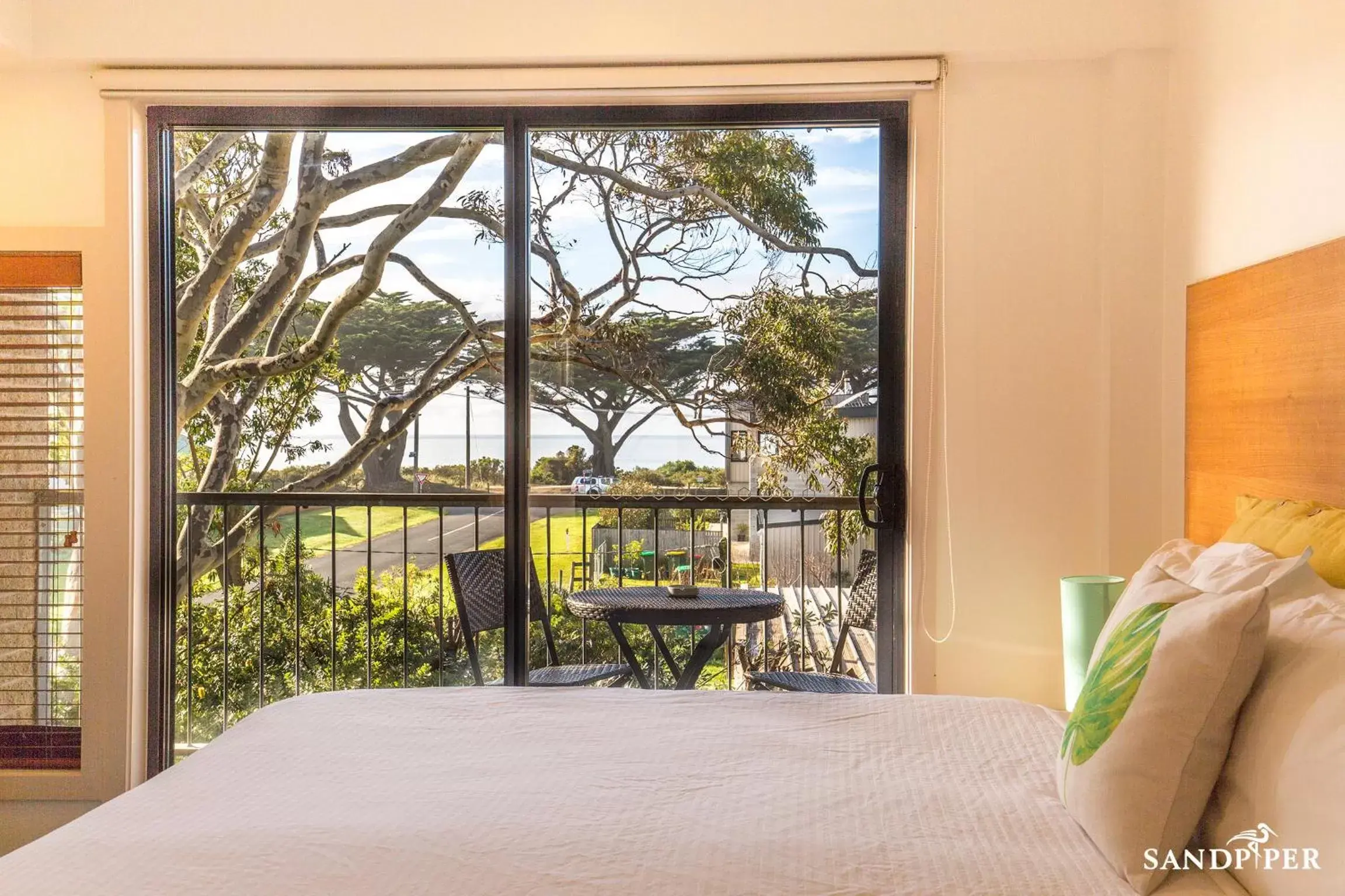 Balcony/Terrace, Bed in Sandpiper Motel Apollo Bay