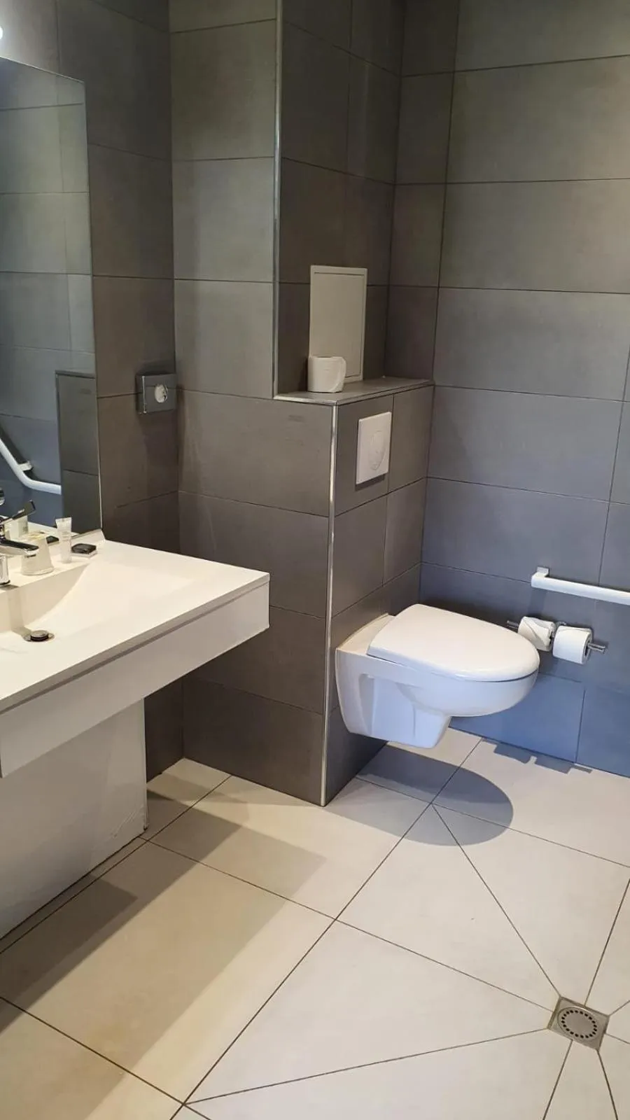 Bathroom in Timhotel Nation