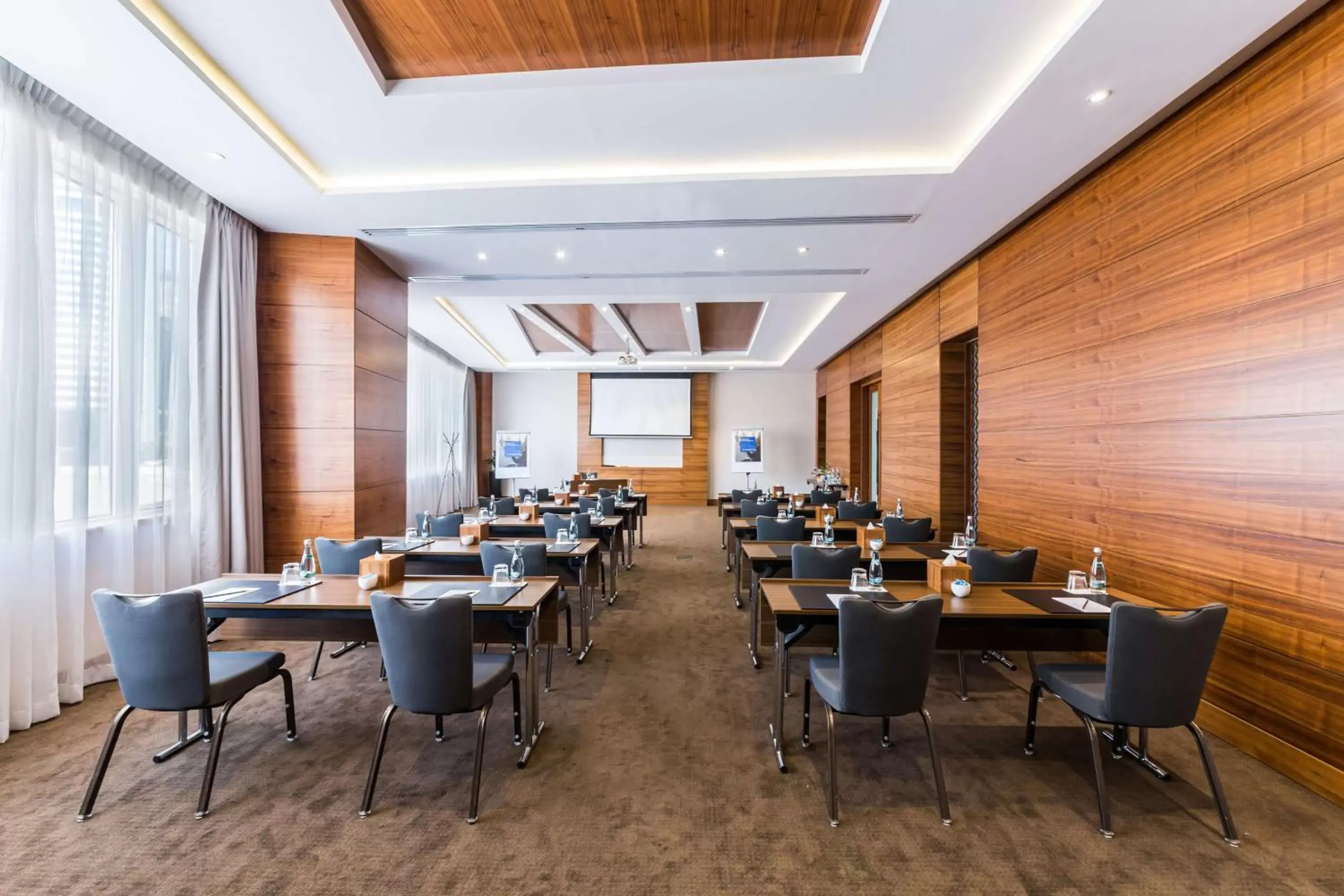 Business facilities, Restaurant/Places to Eat in Radisson Blu Hotel, Dubai Waterfront