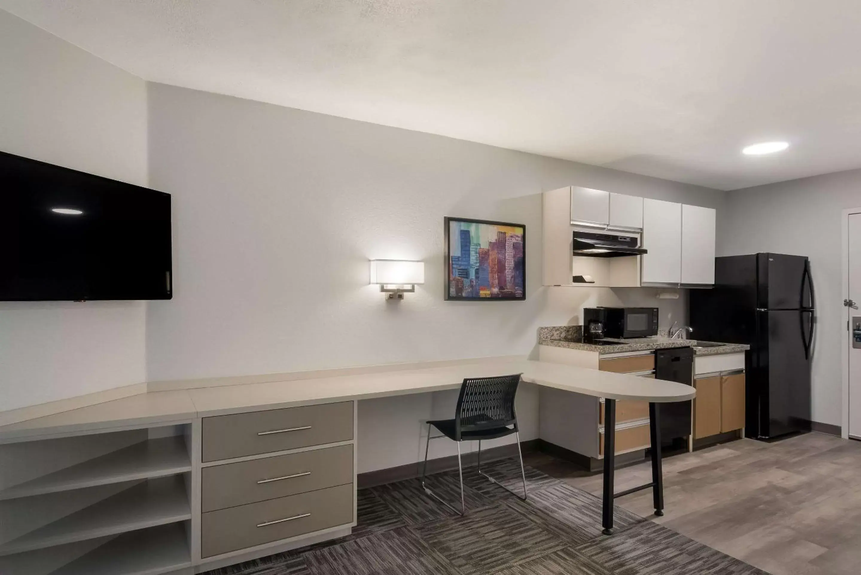 Bedroom, TV/Entertainment Center in MainStay Suites Denver Tech Center