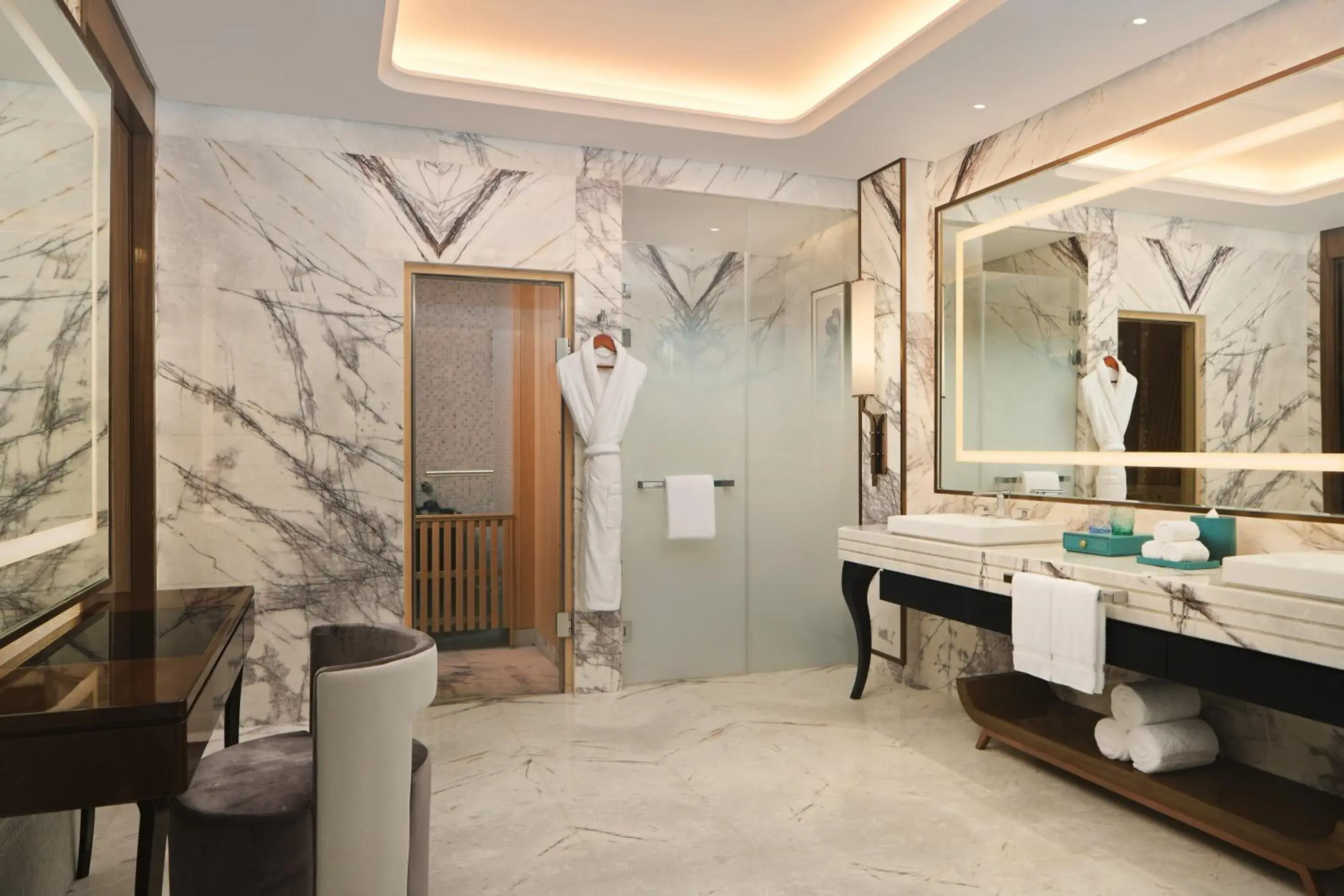 Bathroom in Na Lotus Hotel, a Luxury Collection Hotel, Nanning