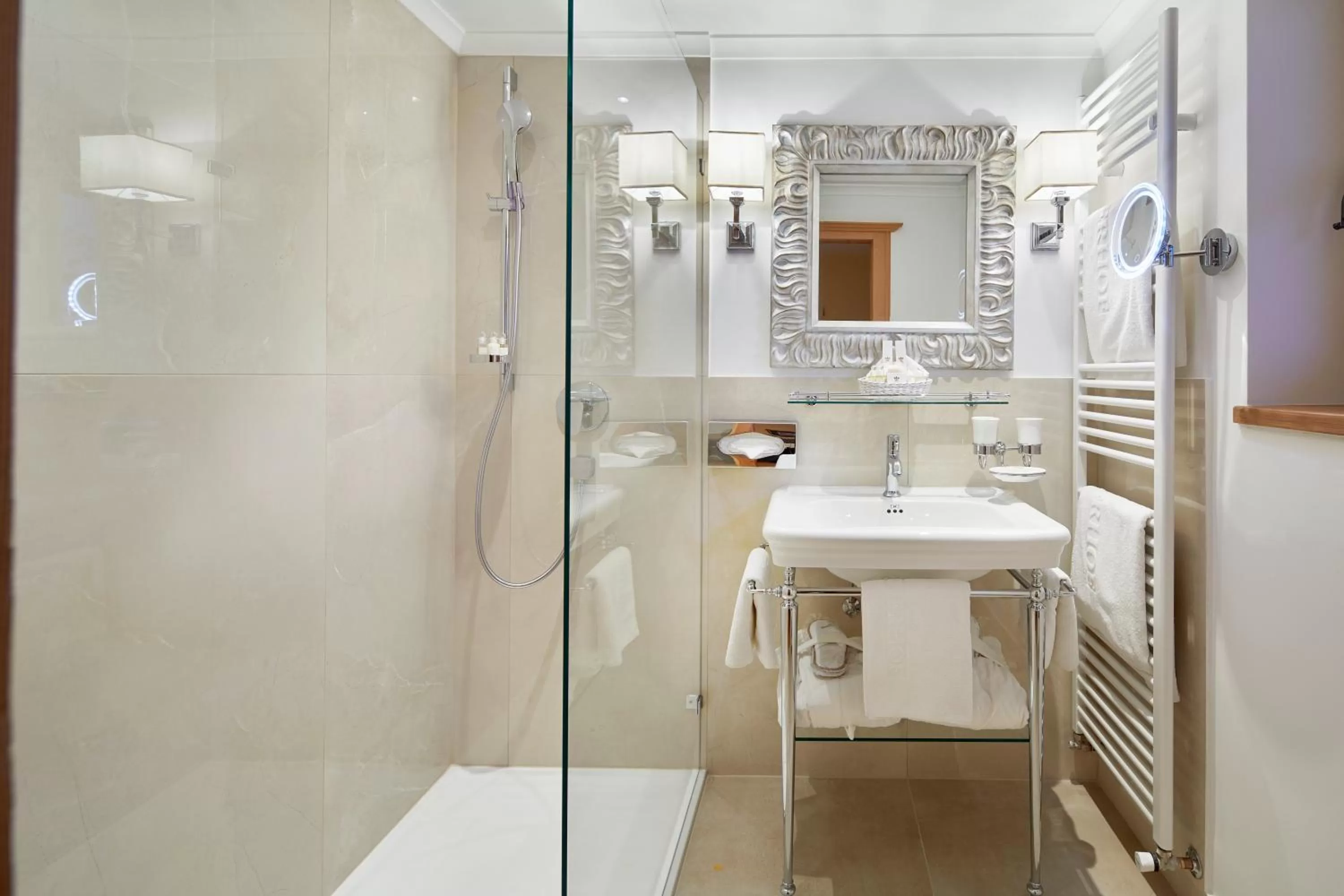 Bathroom in Landsitz Römerhof - Hotel Apartments