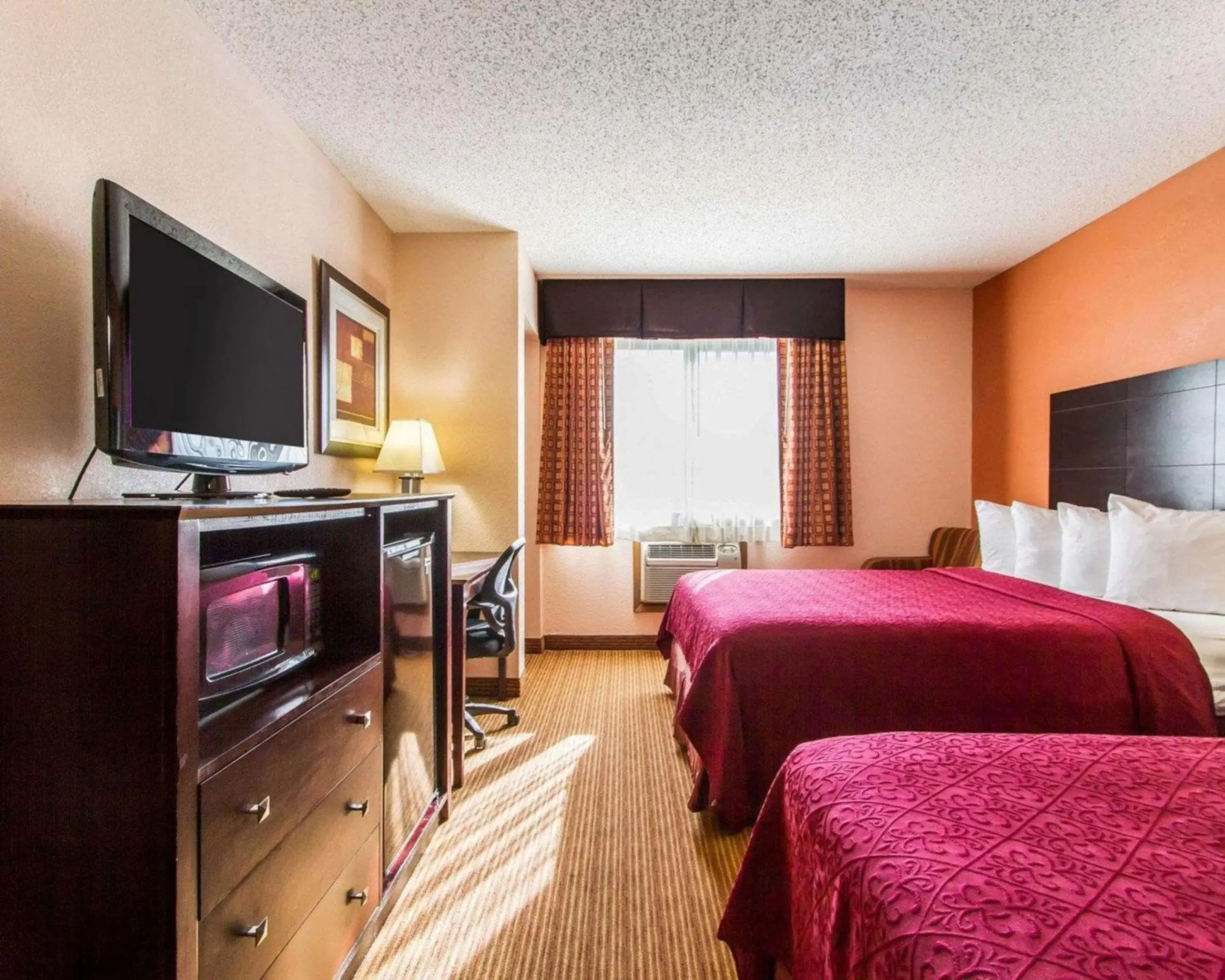 Photo of the whole room, Bed in Quality Inn & Suites Ottumwa