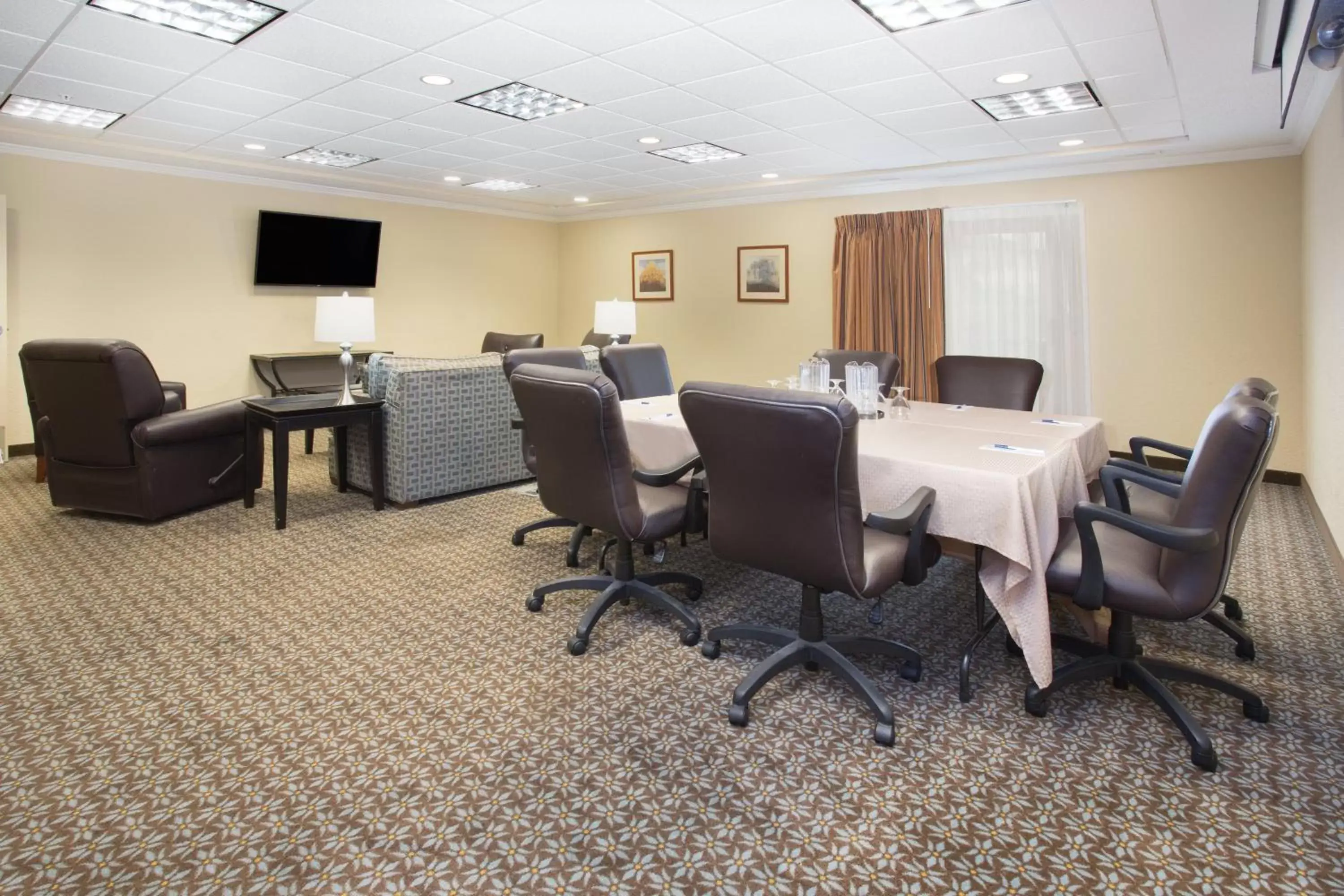 Meeting/conference room in Candlewood Suites Kenosha, an IHG Hotel