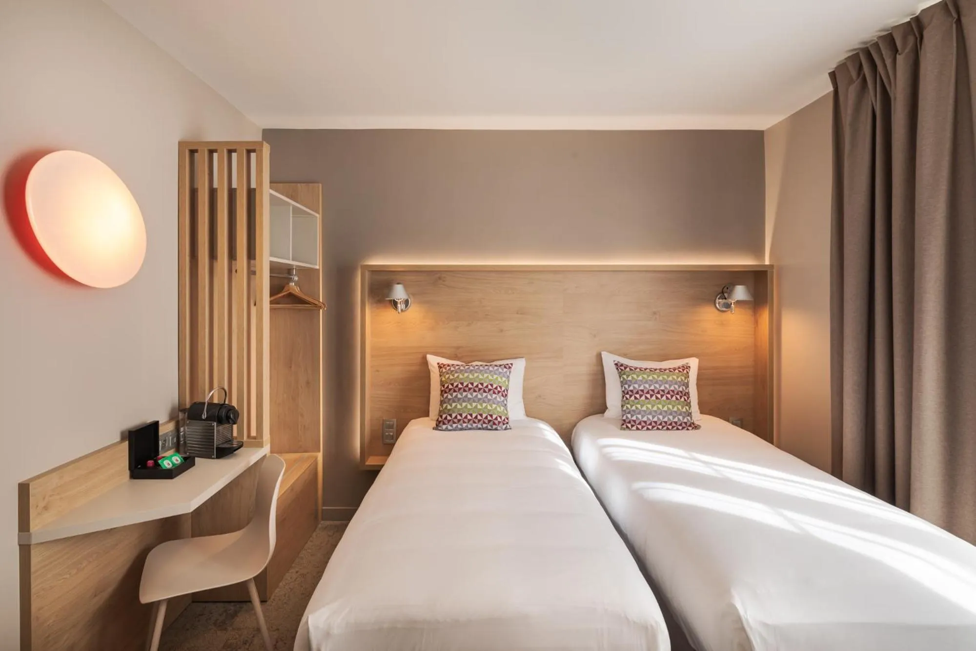 Bedroom, Bed in Campanile Caen Centre Gare