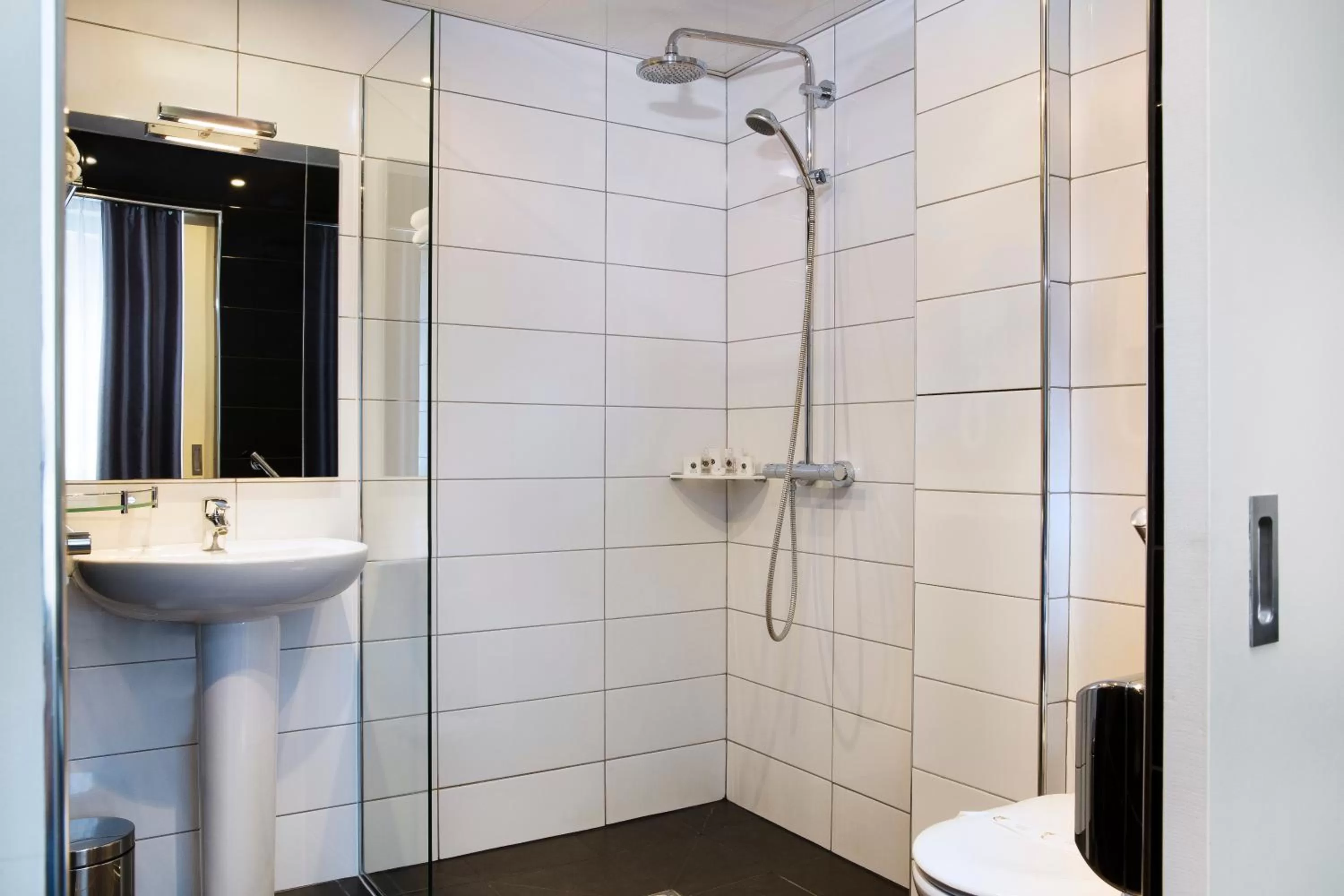 Bathroom in Lion d'Or Paris Hotel