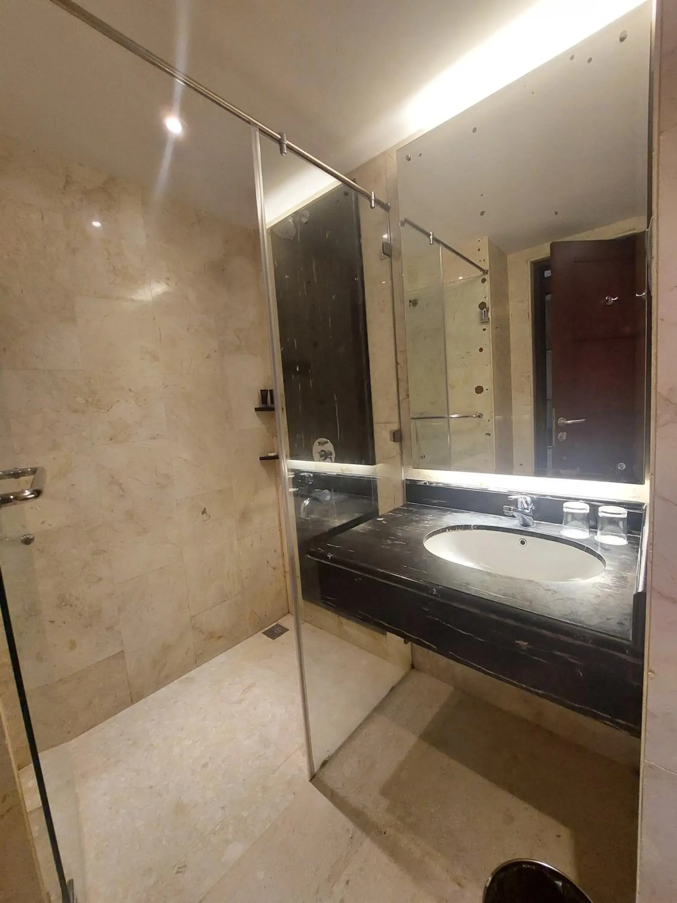 Bathroom in Grand Dafam Q Hotel Banjarbaru || DHM Syariah