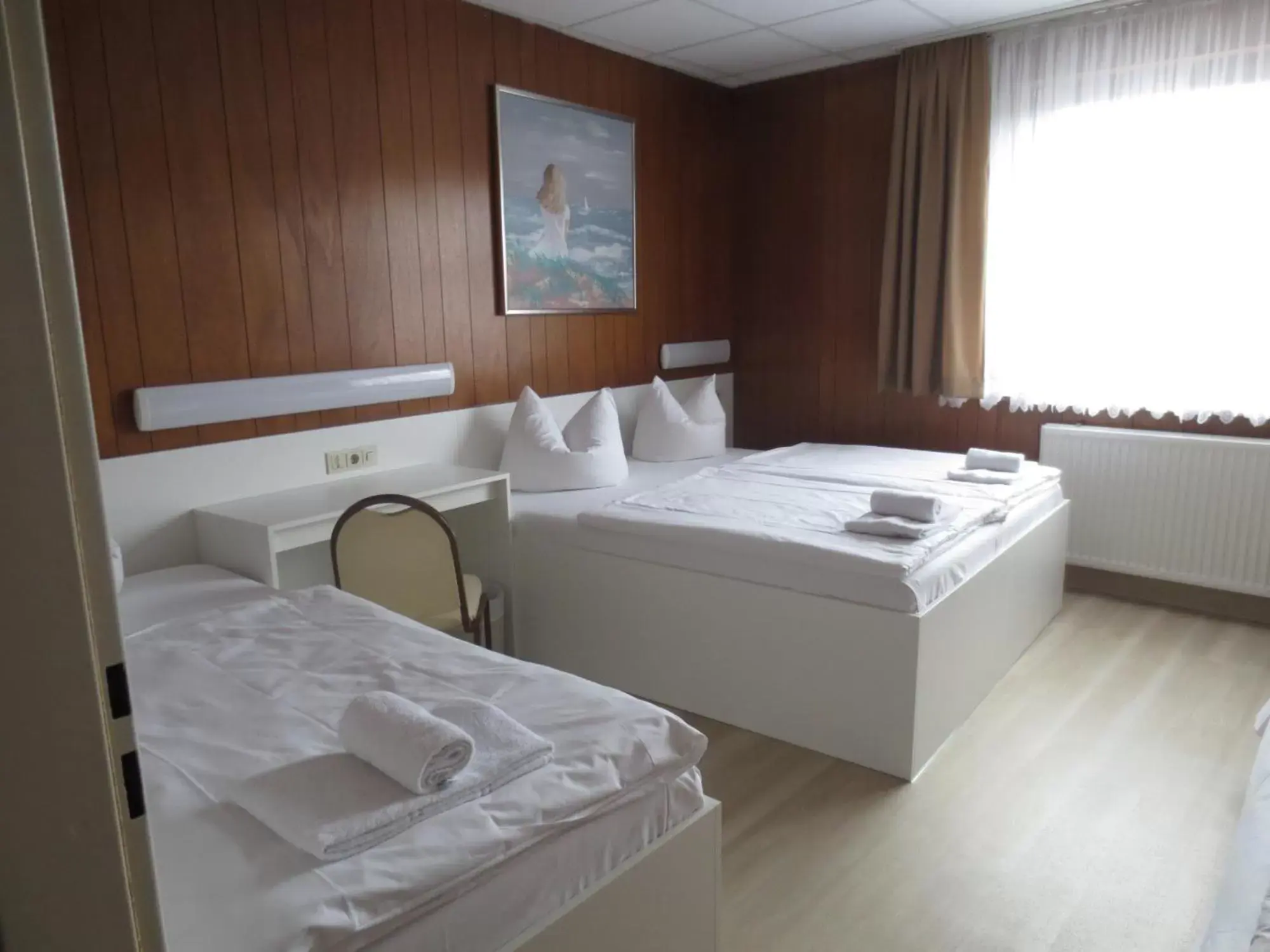 Photo of the whole room, Bed in Central-Hotel Tegel