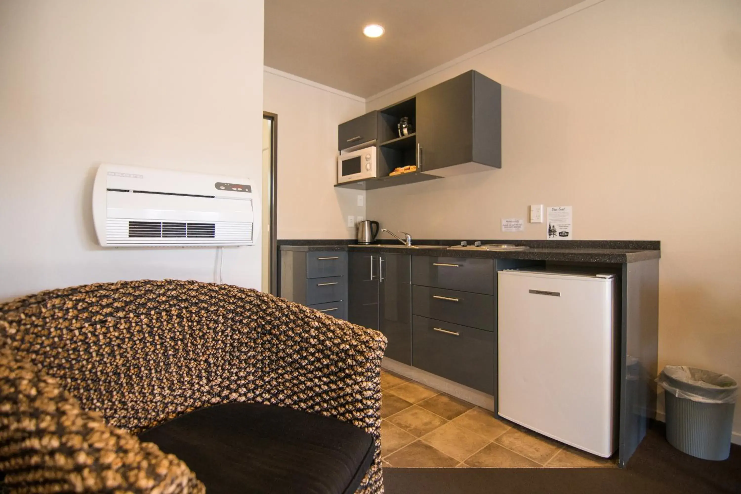 Kitchen or kitchenette, Kitchen/Kitchenette in Parklands Motorlodge & Holiday Park