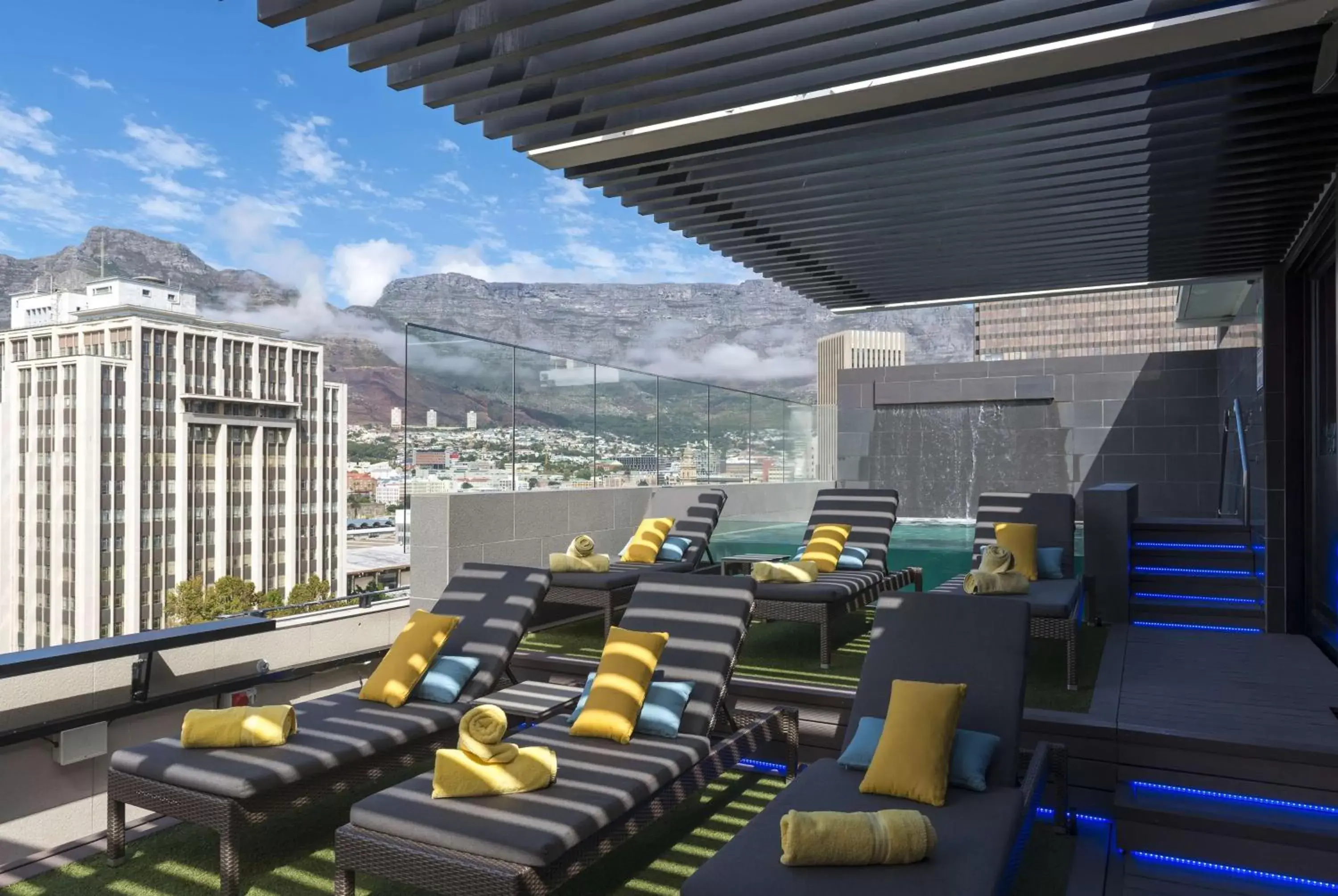 Lounge or bar, Restaurant/Places to Eat in Park Inn by Radisson Cape Town Foreshore