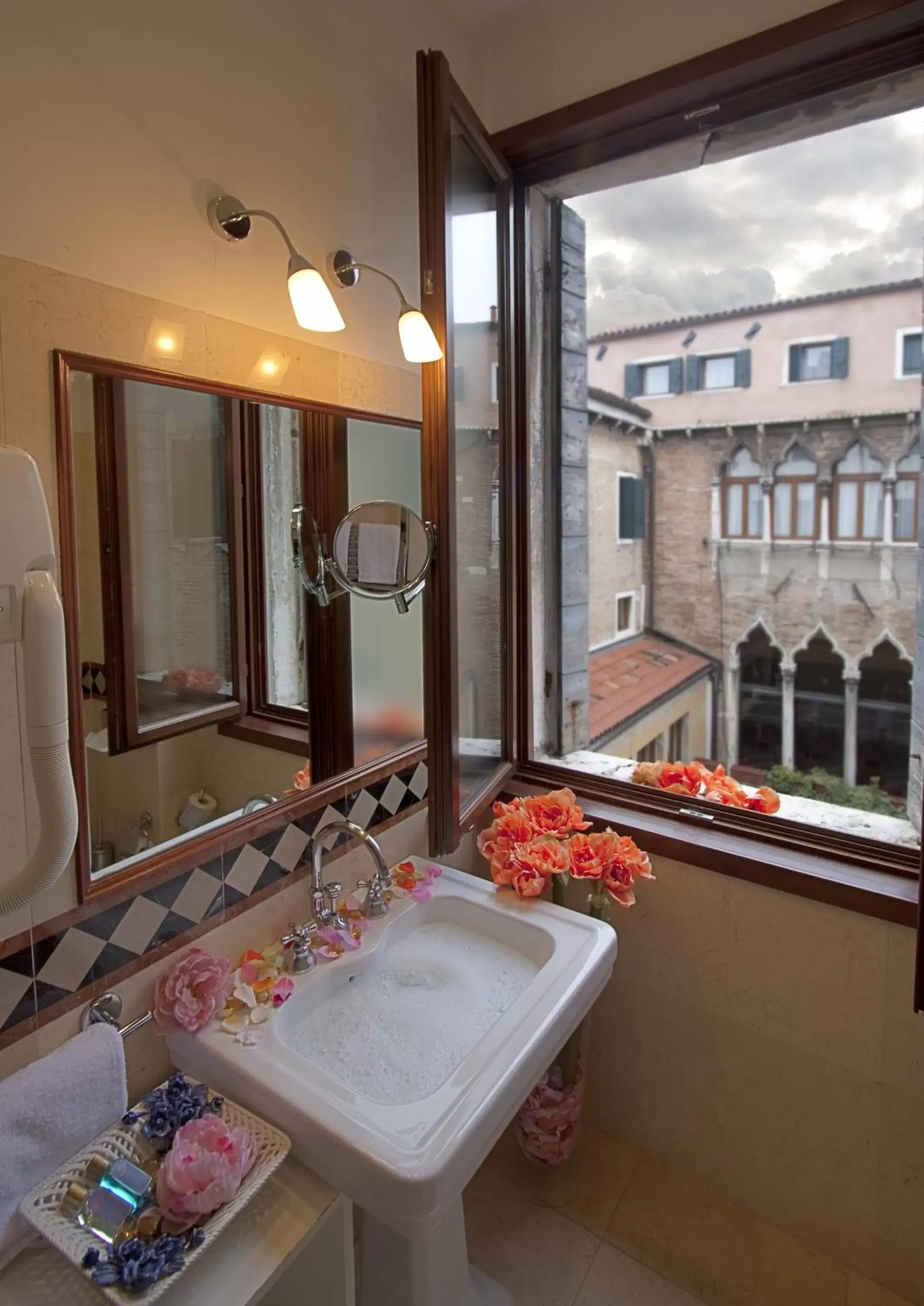 Bathroom in Hotel Al Ponte Dei Sospiri