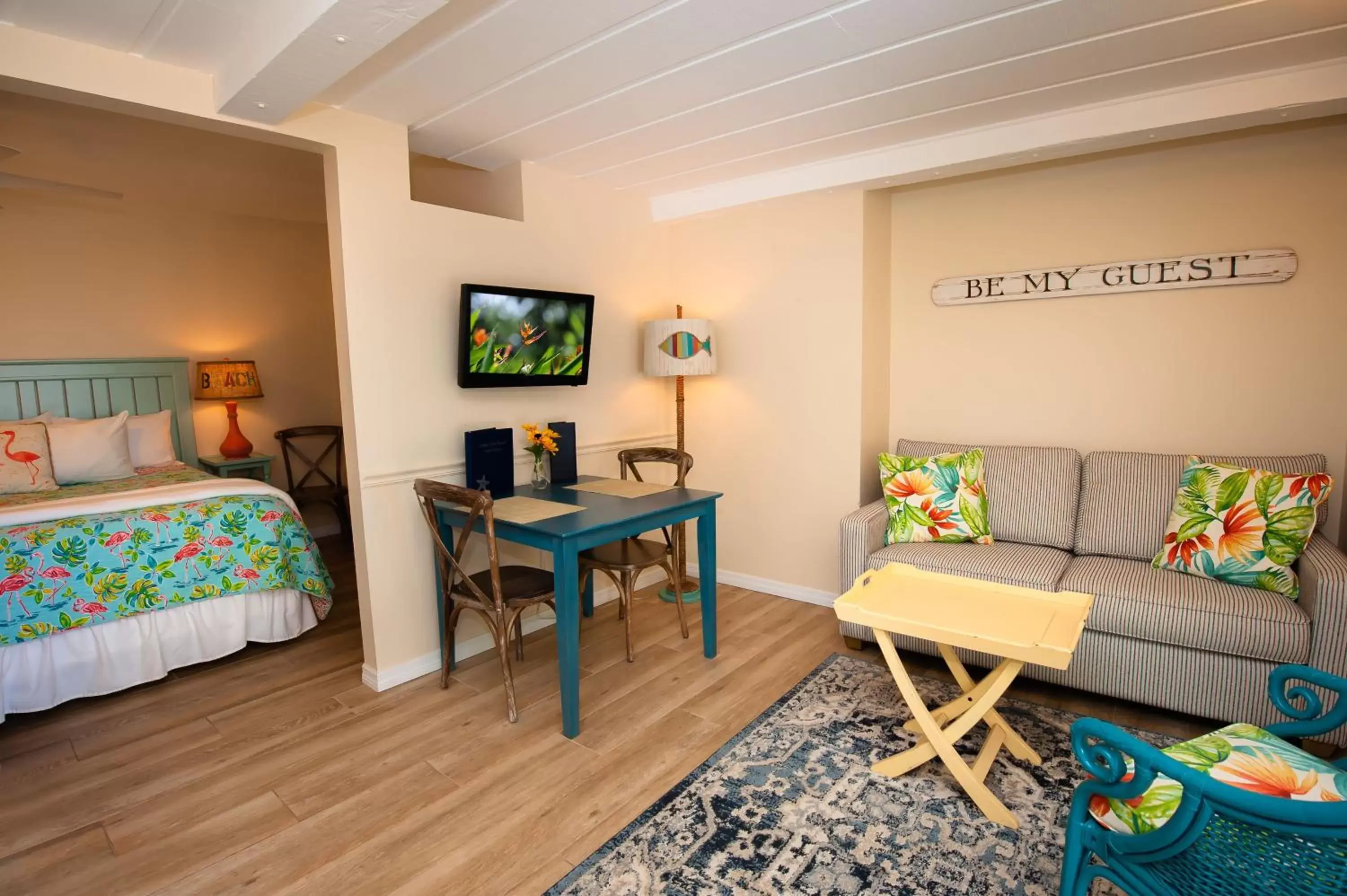 Living room in Cedar Cove Resort & Cottages