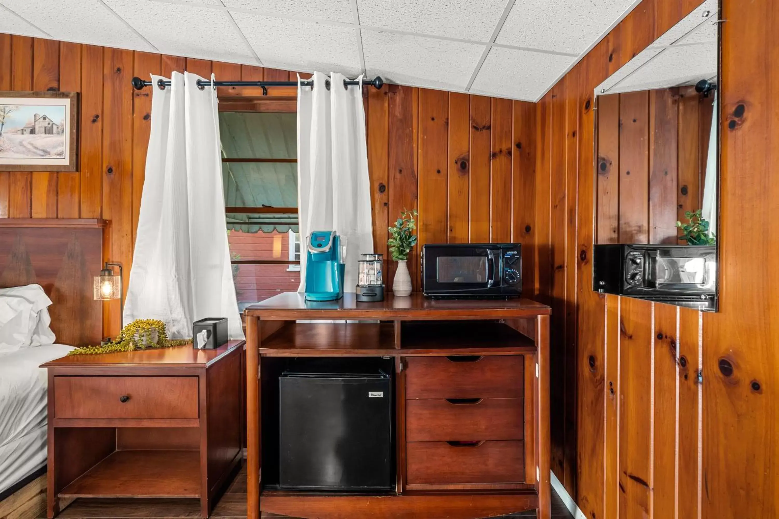 minibar, Kitchen/Kitchenette in CedarWood Inn