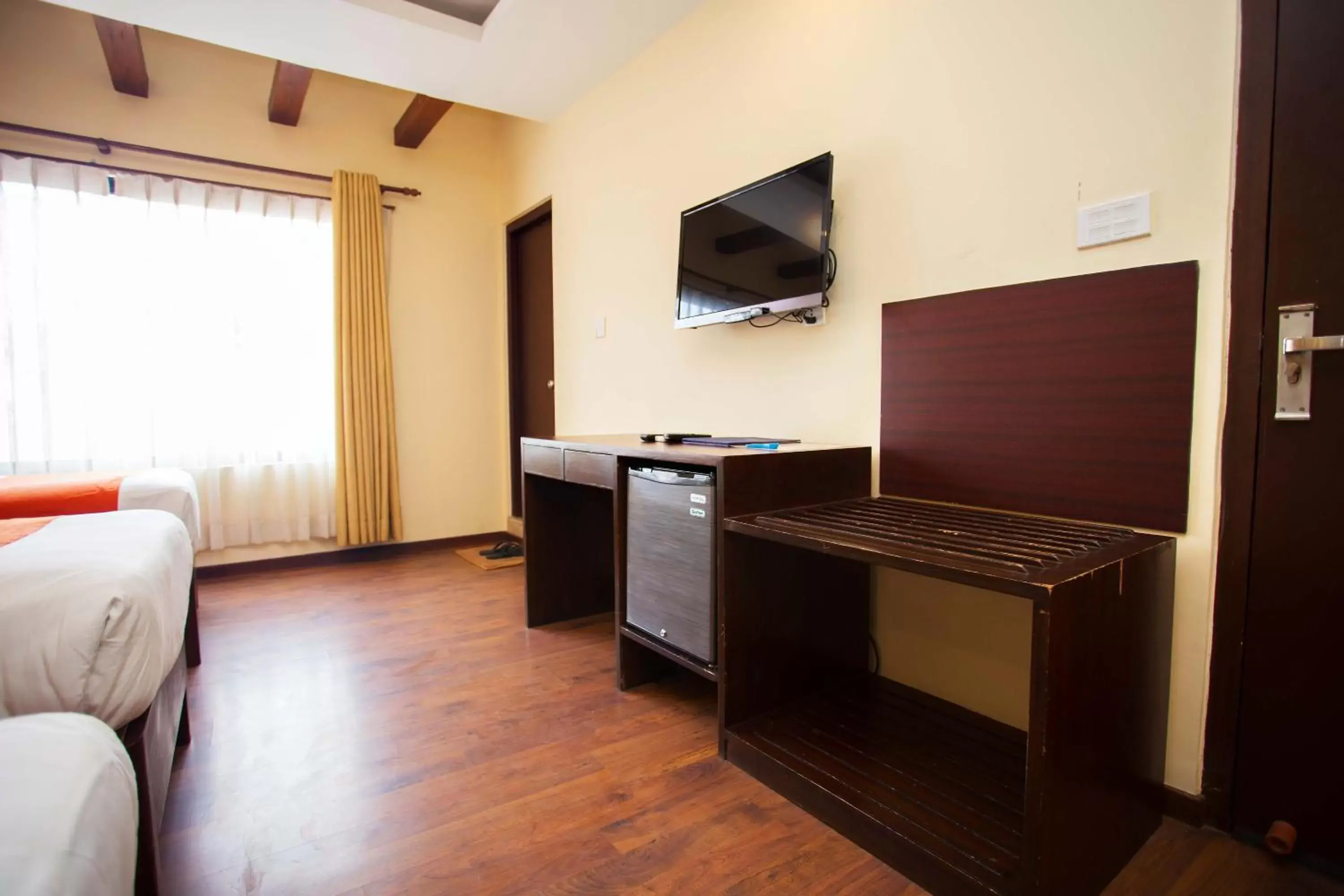 TV and multimedia, TV/Entertainment Center in Hotel Jay Suites