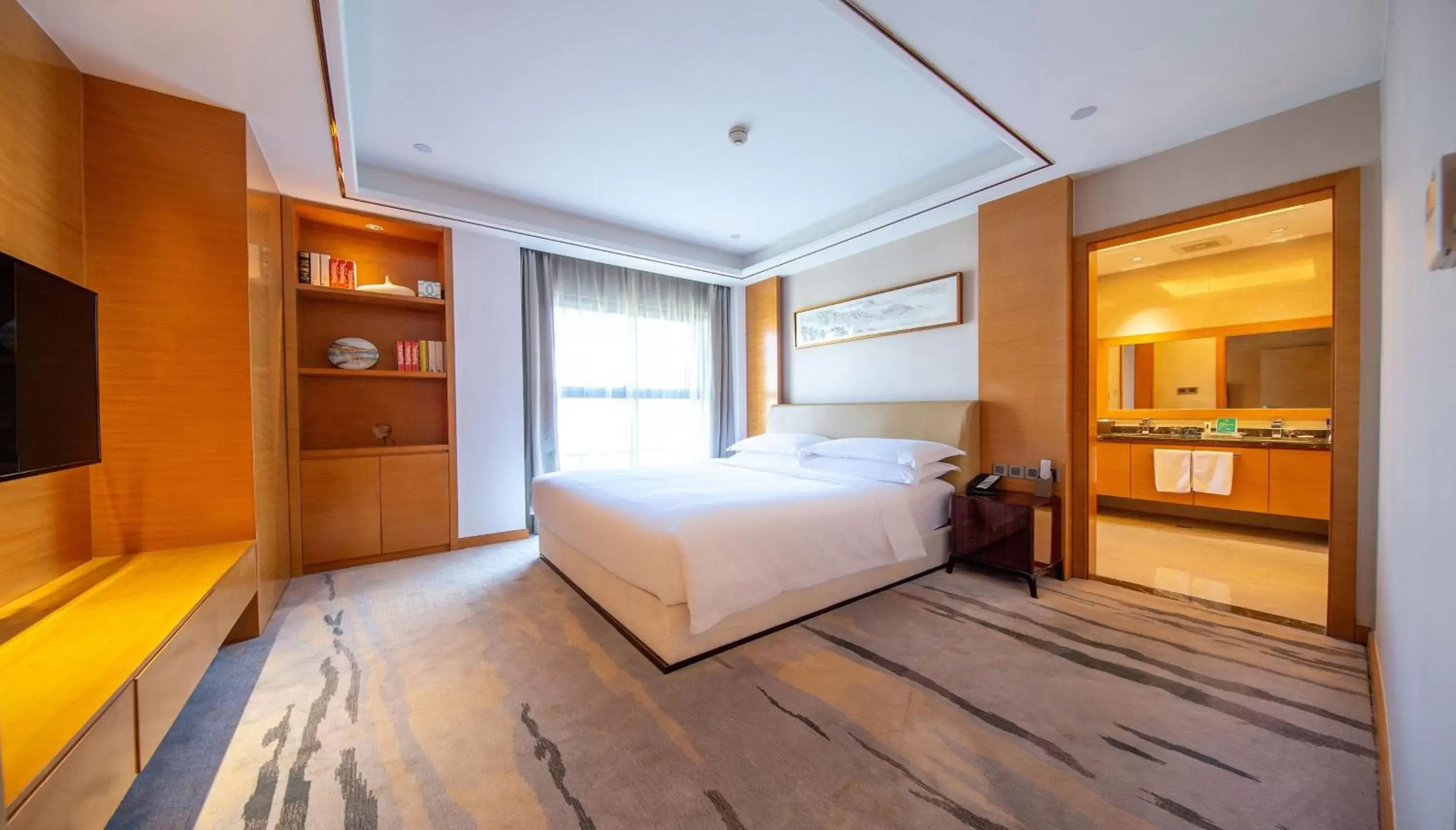 Photo of the whole room, Bed in Holiday Inn Nanjing Xuanwu Lake, an IHG Hotel