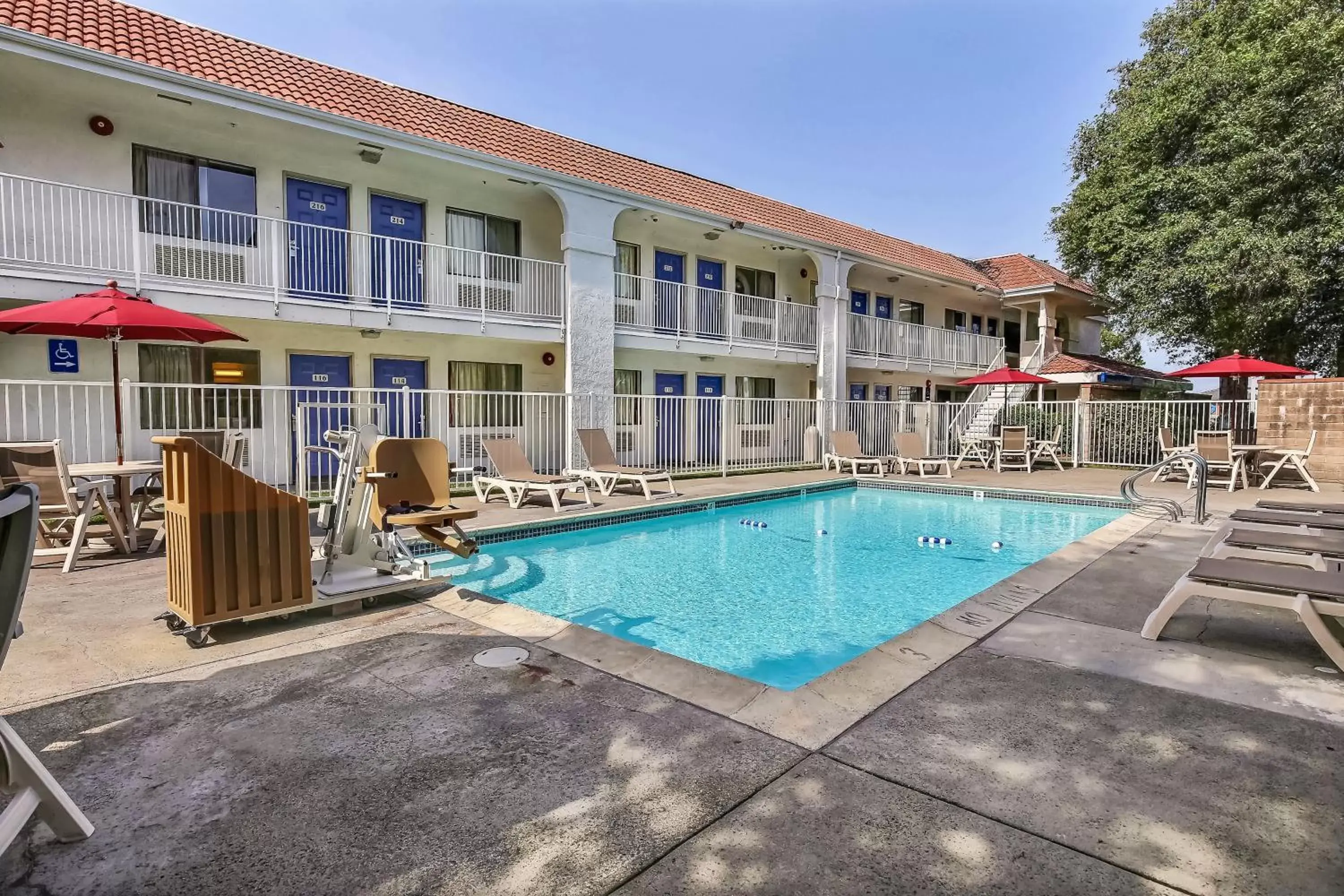 Swimming pool, Property Building in Motel 6-Pinole, CA
