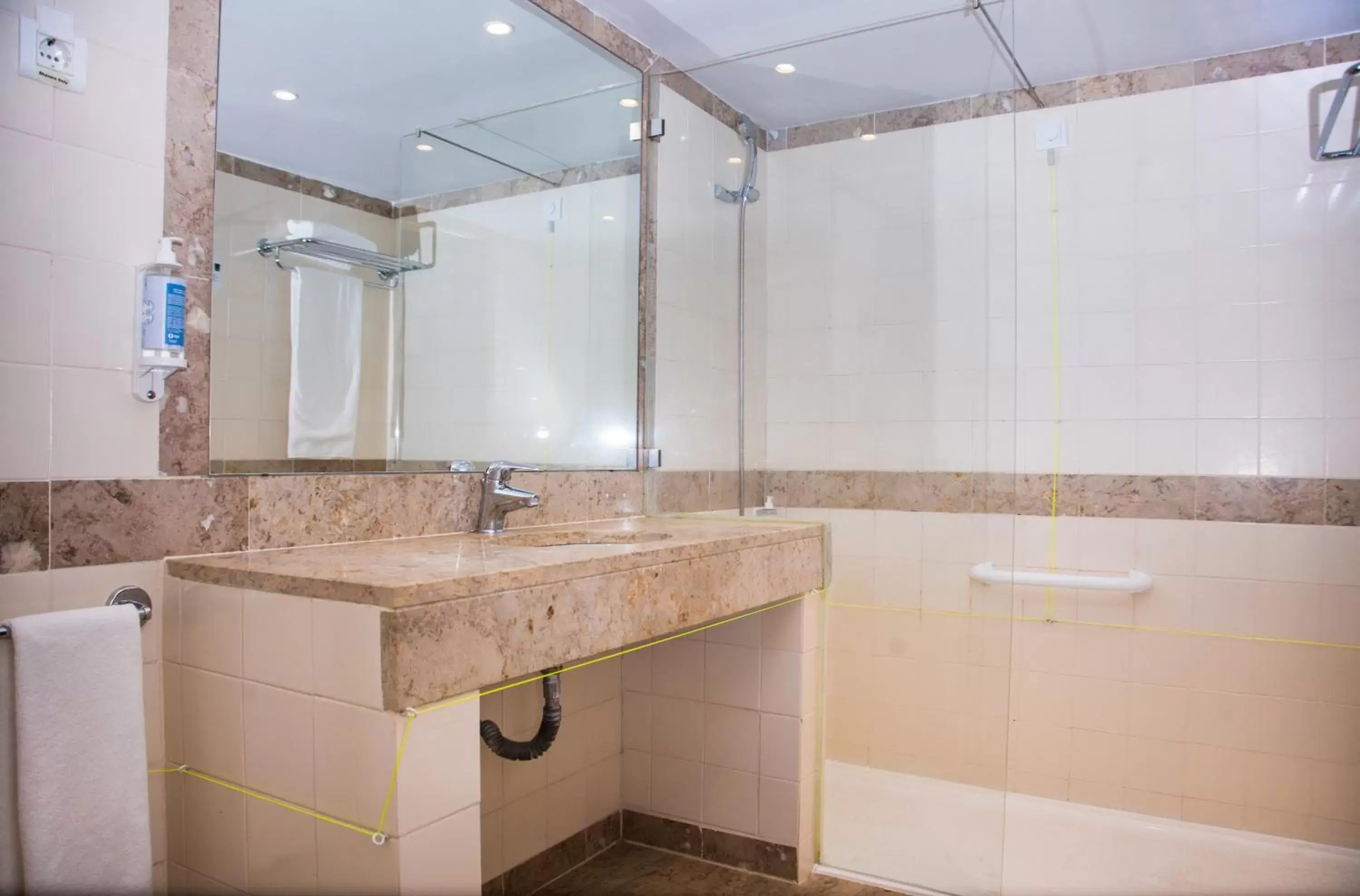 Shower, Bathroom in B&B HOTEL Sado Setúbal