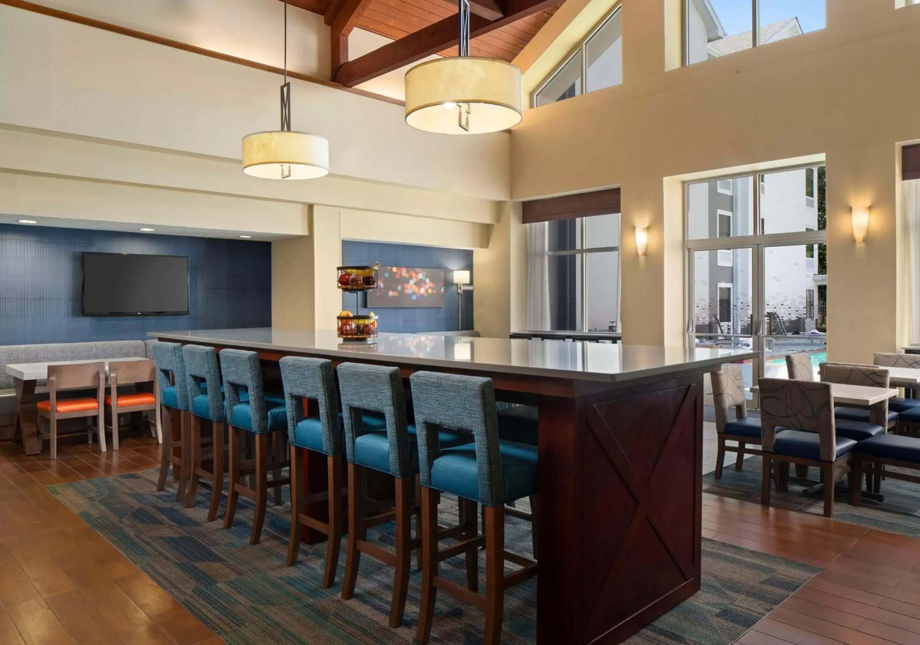 Lobby or reception, Lounge/Bar in Hampton Inn & Suites Newport News-Airport - Oyster Point Area