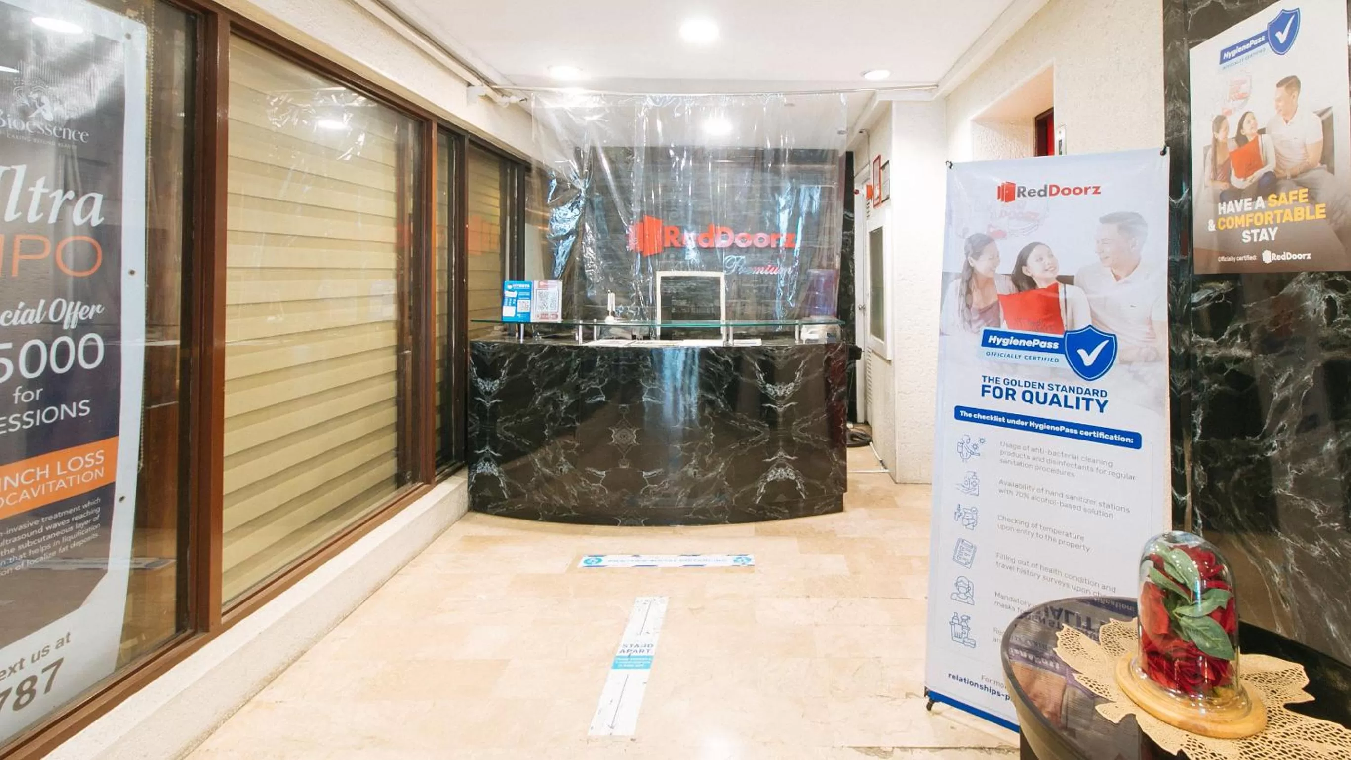 Lobby or reception in RedDoorz Premium near Greenbelt Makati - Vaccinated Staff