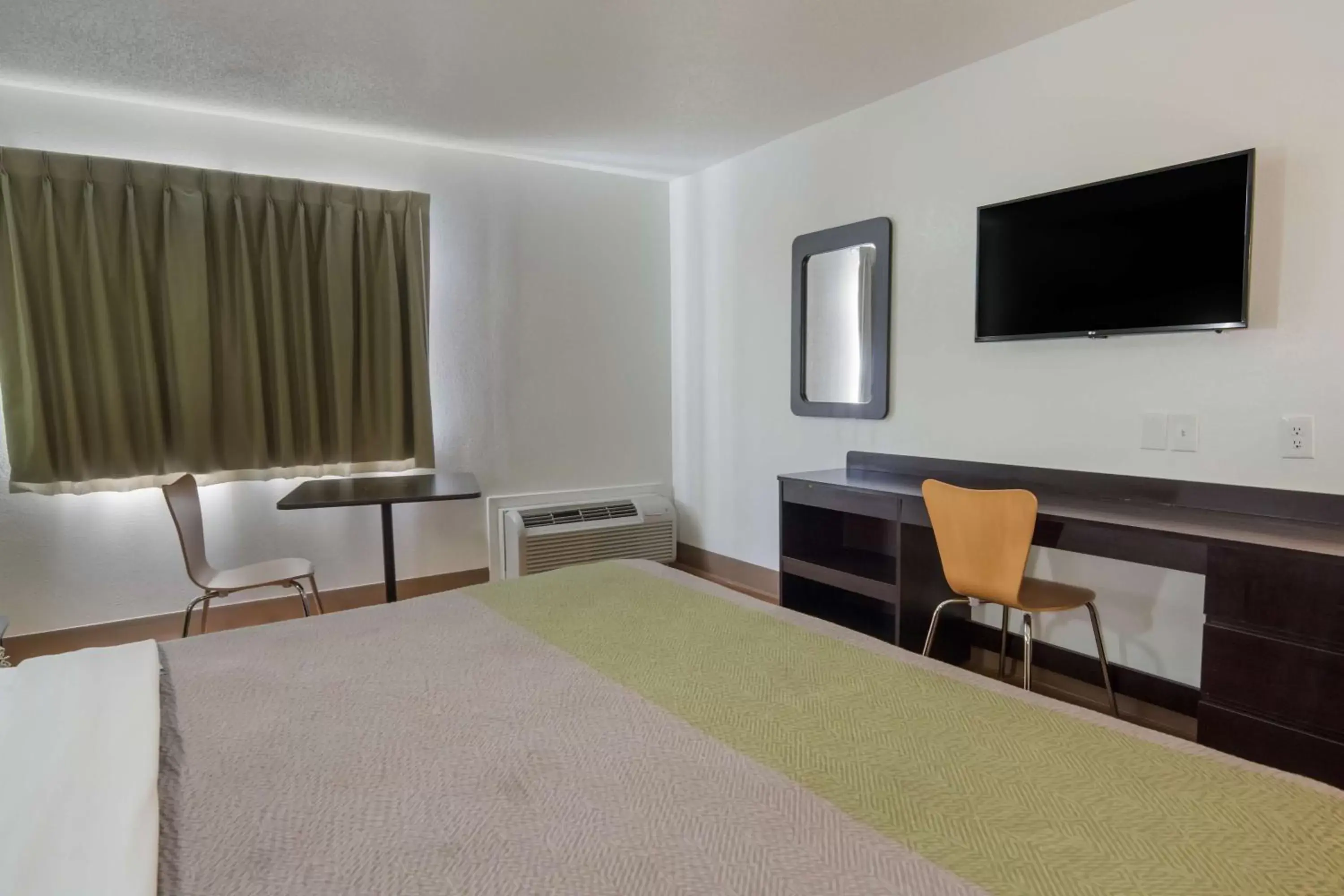 Photo of the whole room, TV/Entertainment Center in Motel 6-Duncanville, TX - Dallas
