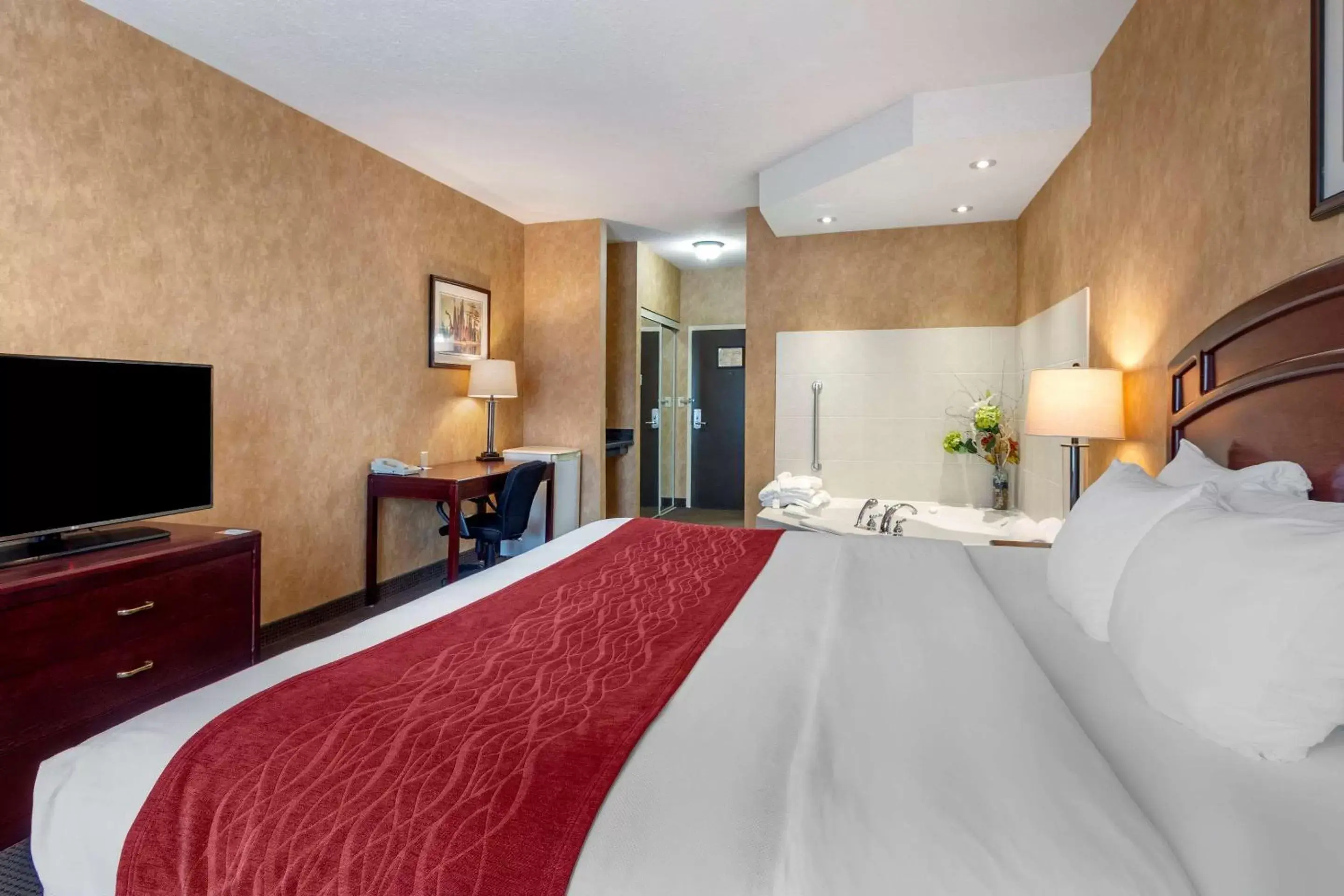 Bedroom, Bed in Comfort Inn Sturgeon Falls